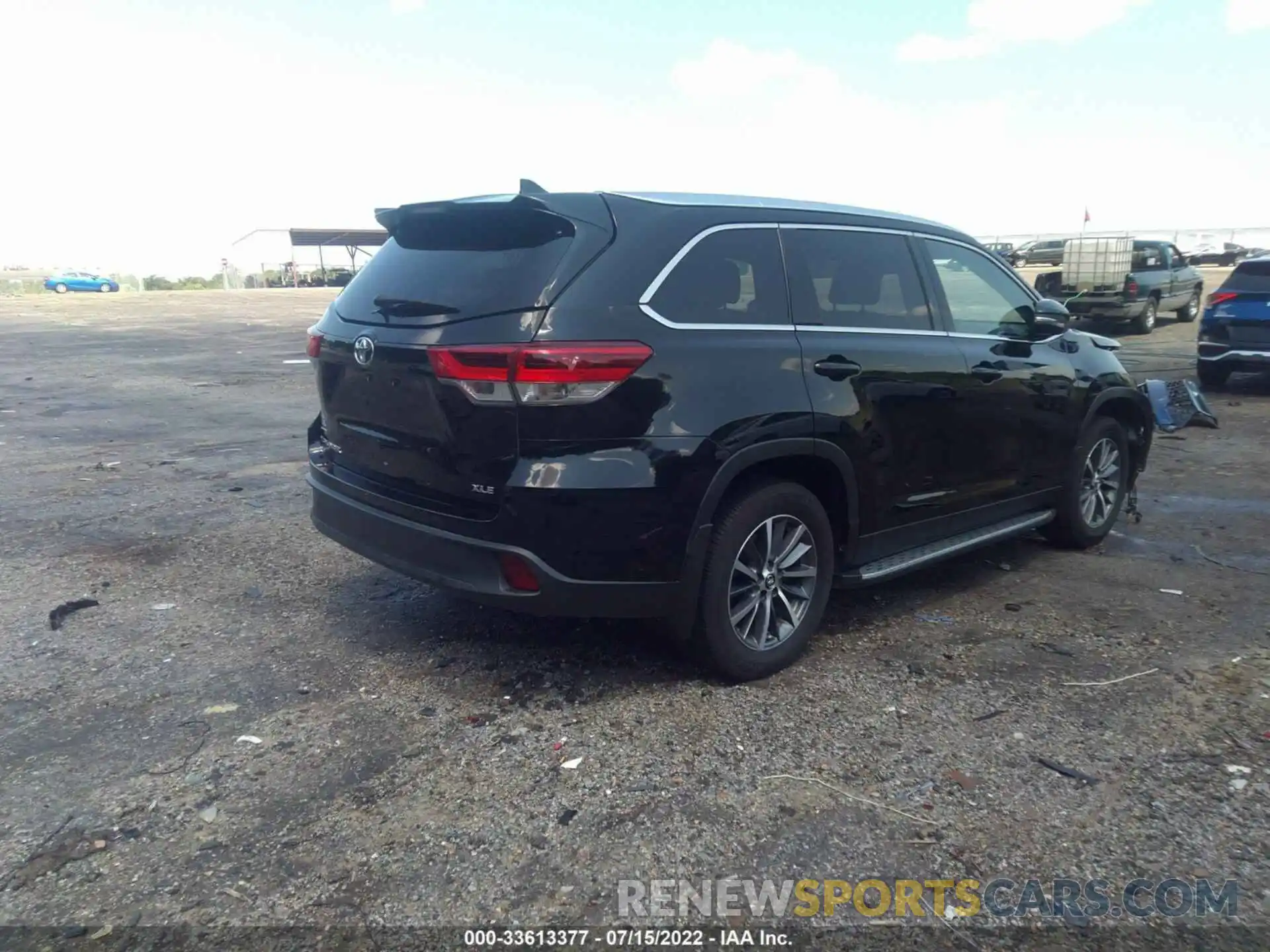 4 Photograph of a damaged car 5TDKZRFH7KS327592 TOYOTA HIGHLANDER 2019