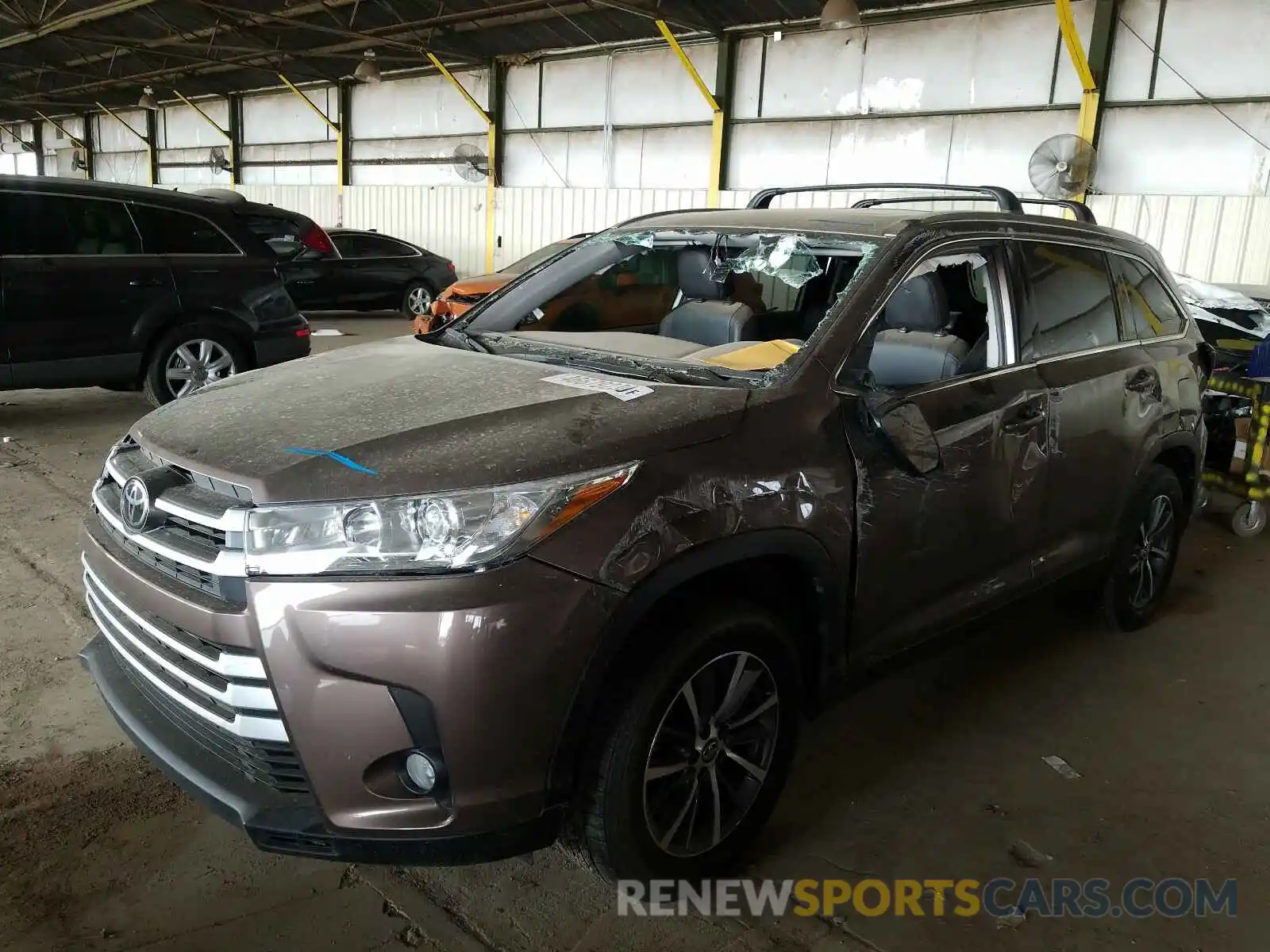 2 Photograph of a damaged car 5TDKZRFH7KS330153 TOYOTA HIGHLANDER 2019