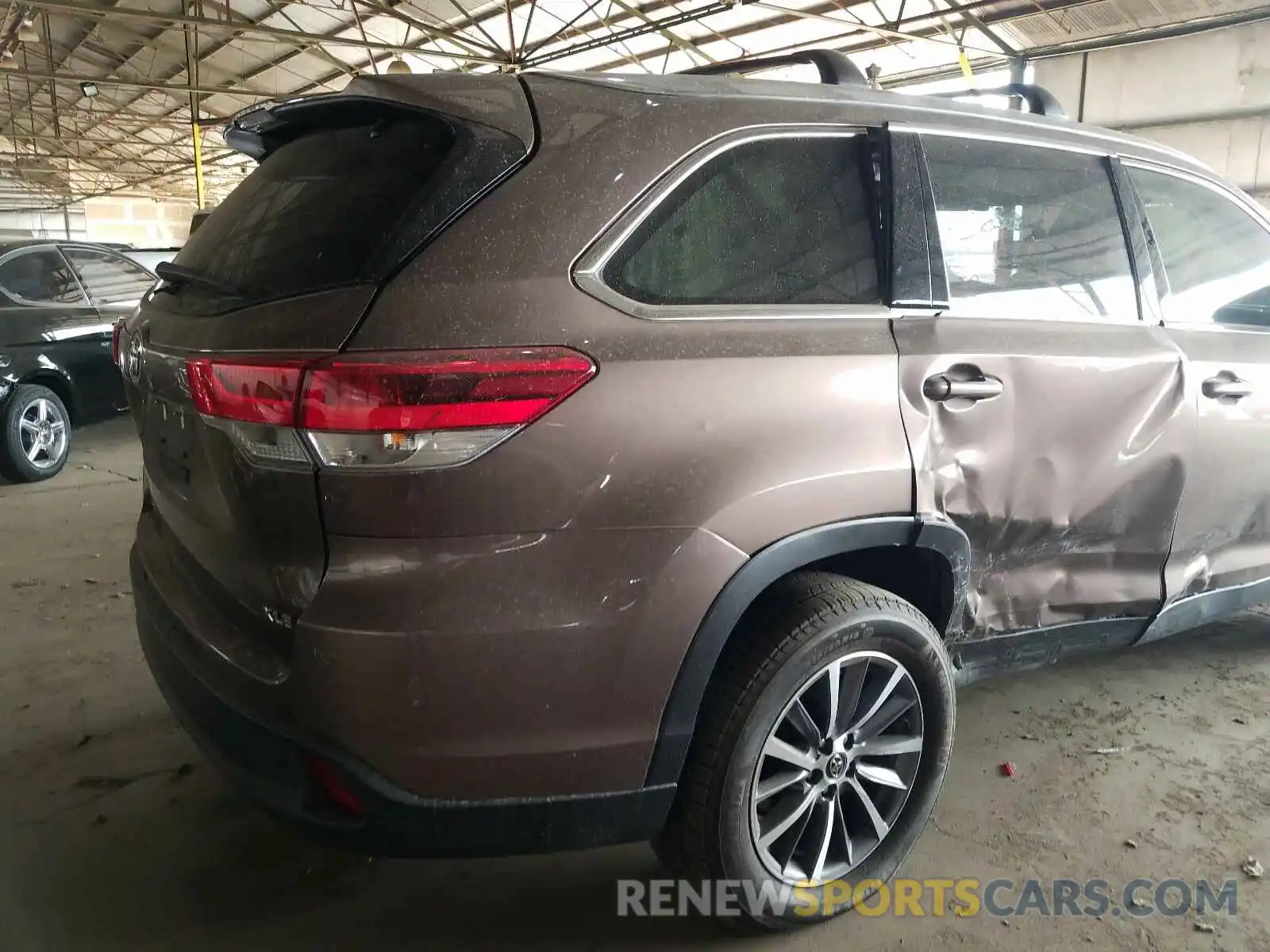 9 Photograph of a damaged car 5TDKZRFH7KS330153 TOYOTA HIGHLANDER 2019