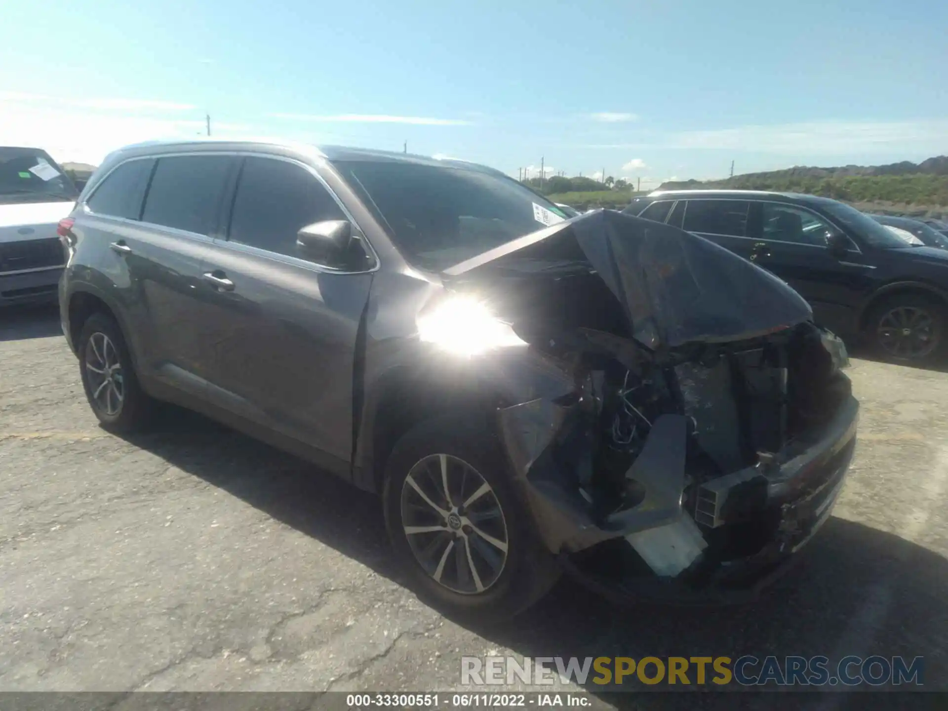 1 Photograph of a damaged car 5TDKZRFH7KS333313 TOYOTA HIGHLANDER 2019