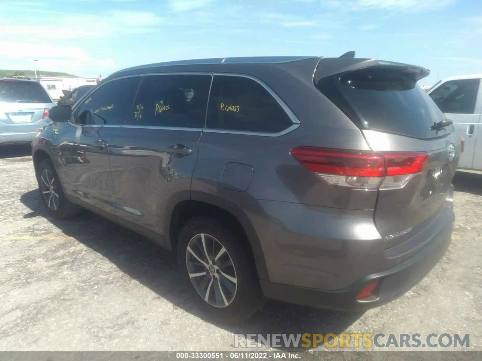 3 Photograph of a damaged car 5TDKZRFH7KS333313 TOYOTA HIGHLANDER 2019