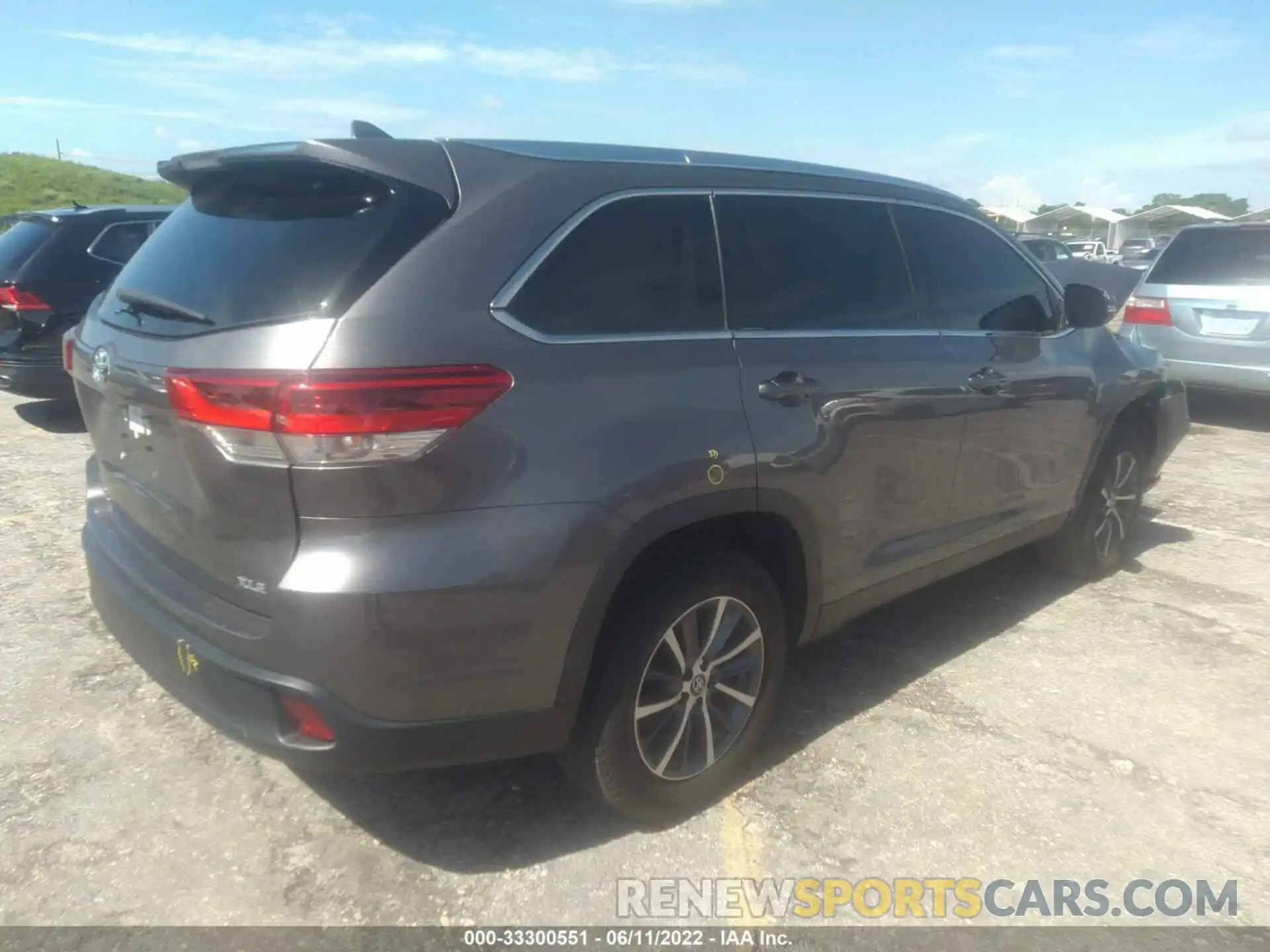 4 Photograph of a damaged car 5TDKZRFH7KS333313 TOYOTA HIGHLANDER 2019