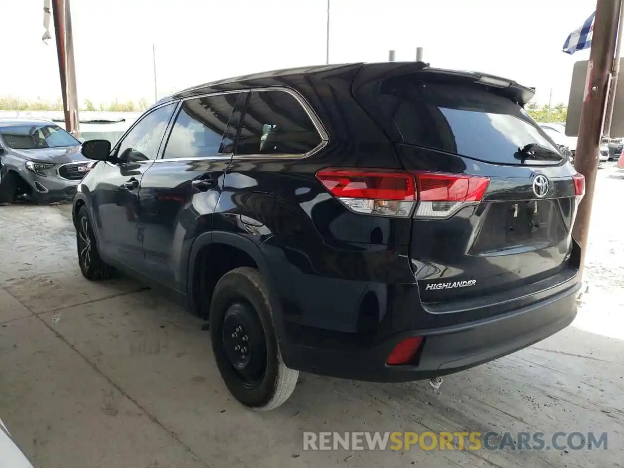 3 Photograph of a damaged car 5TDKZRFH7KS334445 TOYOTA HIGHLANDER 2019