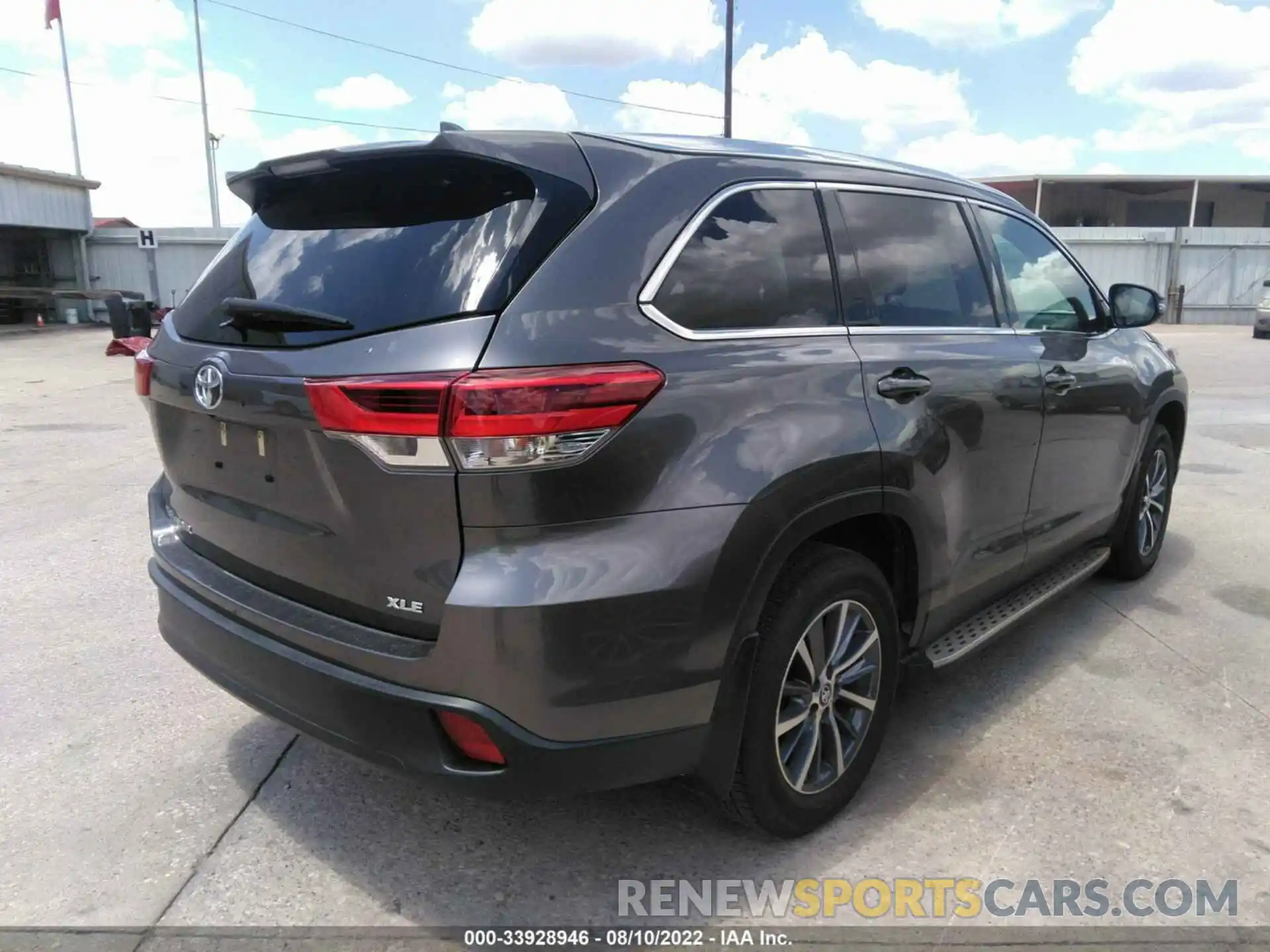 4 Photograph of a damaged car 5TDKZRFH7KS335353 TOYOTA HIGHLANDER 2019