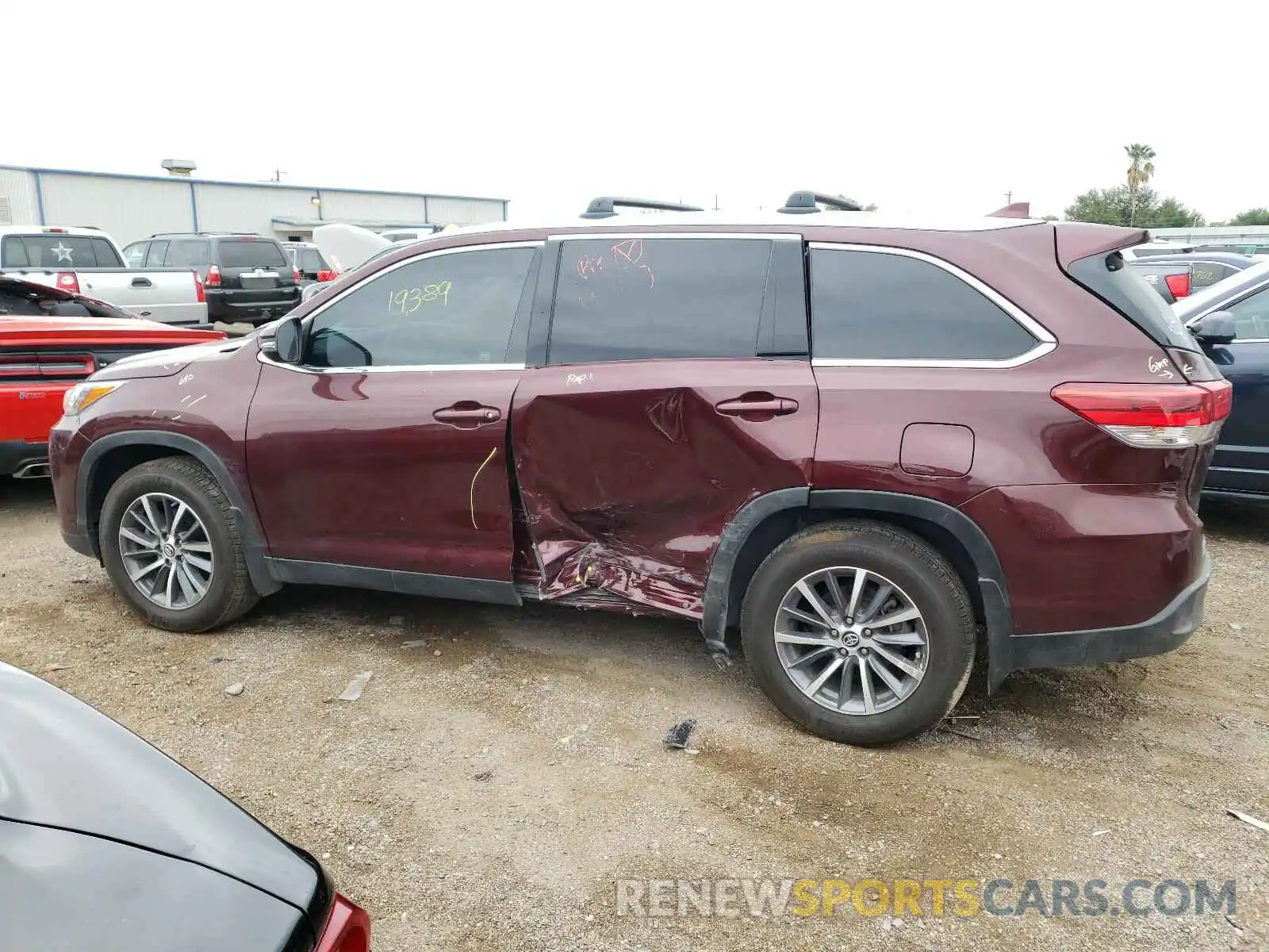 9 Photograph of a damaged car 5TDKZRFH7KS339967 TOYOTA HIGHLANDER 2019