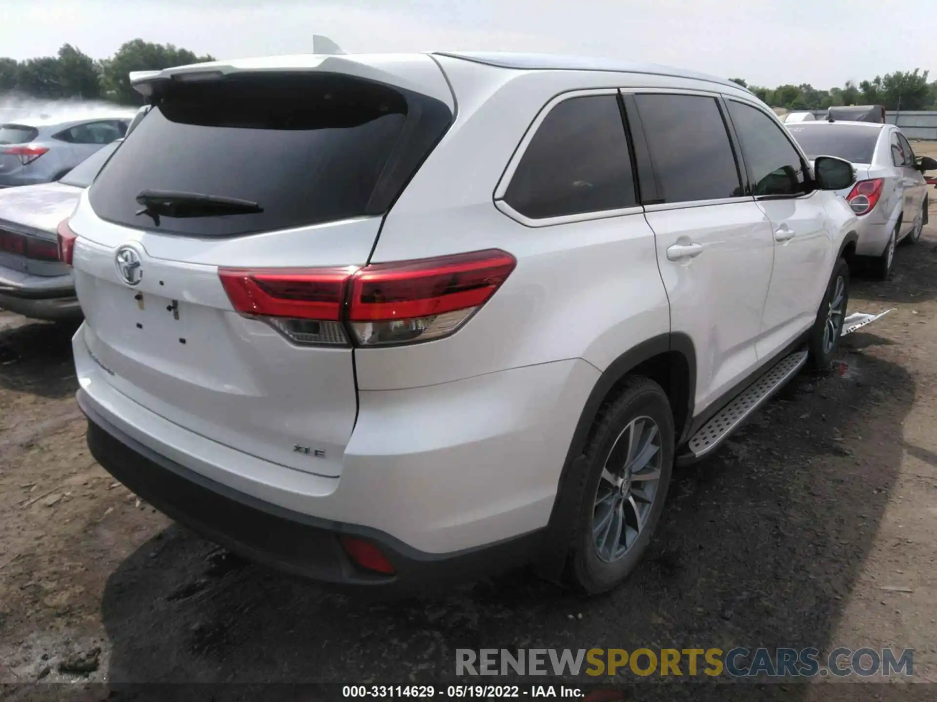 4 Photograph of a damaged car 5TDKZRFH7KS348569 TOYOTA HIGHLANDER 2019