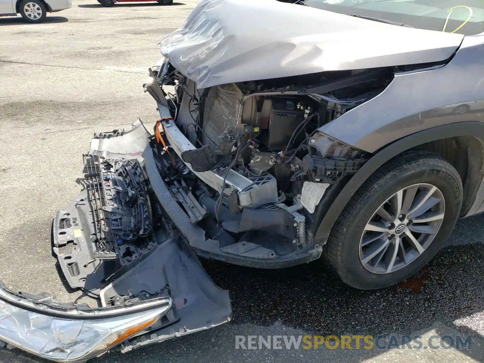 9 Photograph of a damaged car 5TDKZRFH7KS551784 TOYOTA HIGHLANDER 2019