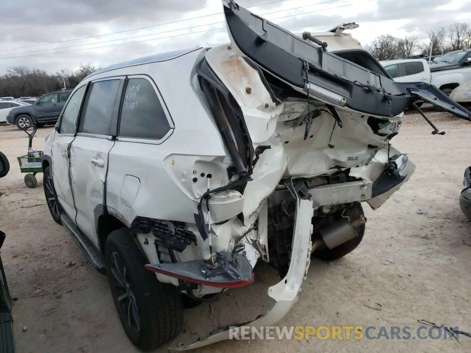 3 Photograph of a damaged car 5TDKZRFH7KS552904 TOYOTA HIGHLANDER 2019