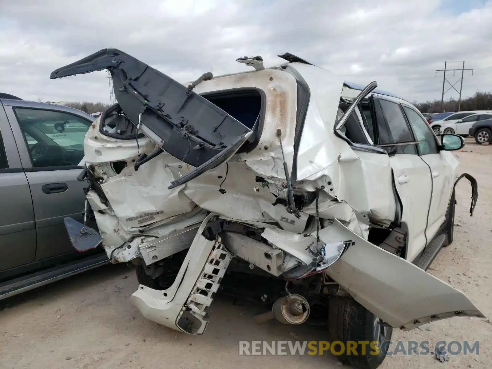 4 Photograph of a damaged car 5TDKZRFH7KS552904 TOYOTA HIGHLANDER 2019