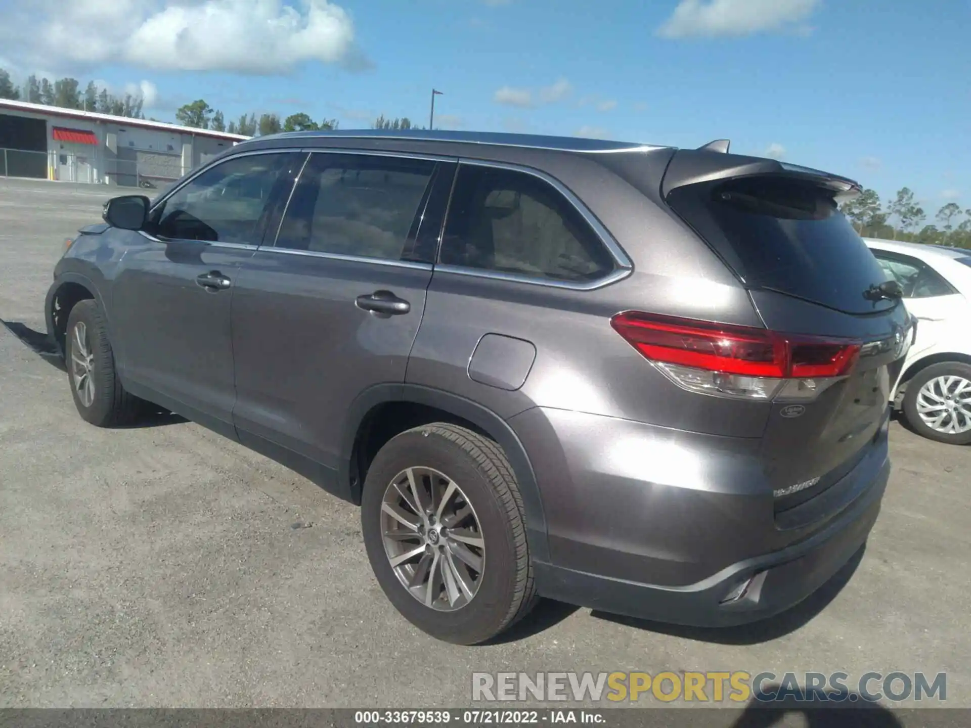 3 Photograph of a damaged car 5TDKZRFH7KS553065 TOYOTA HIGHLANDER 2019