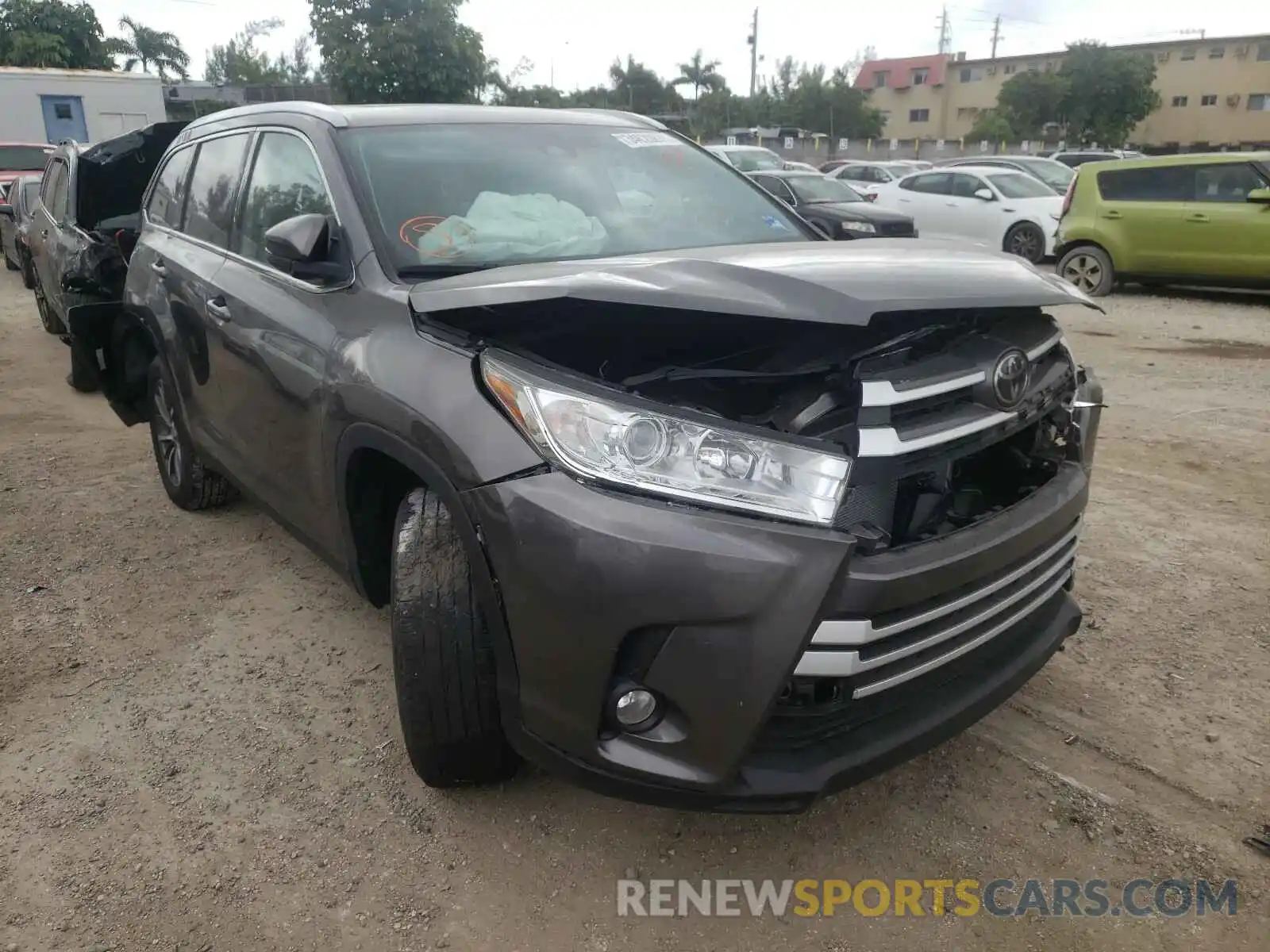 1 Photograph of a damaged car 5TDKZRFH7KS554118 TOYOTA HIGHLANDER 2019