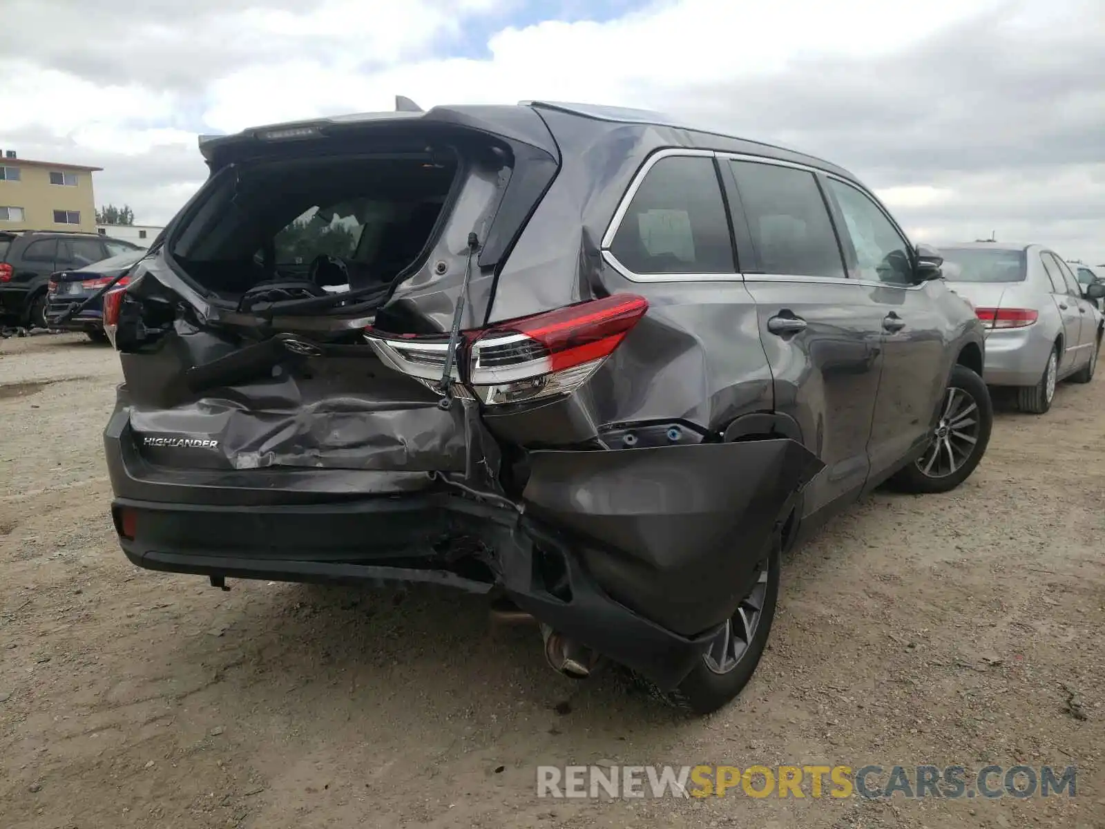 4 Photograph of a damaged car 5TDKZRFH7KS554118 TOYOTA HIGHLANDER 2019