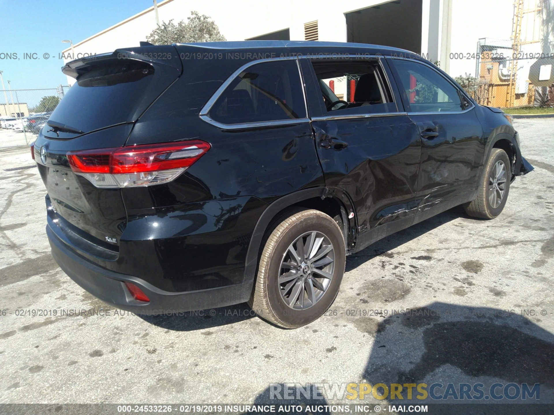 4 Photograph of a damaged car 5TDKZRFH7KS554846 TOYOTA HIGHLANDER 2019