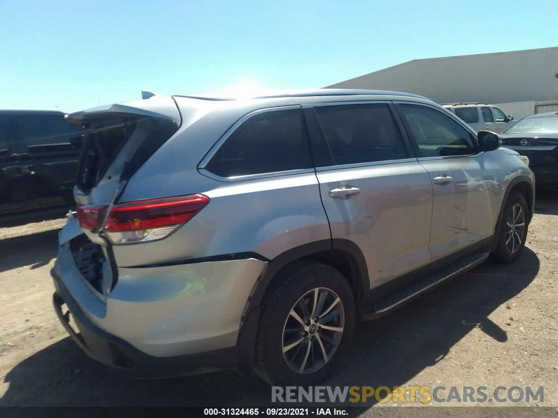 4 Photograph of a damaged car 5TDKZRFH7KS555107 TOYOTA HIGHLANDER 2019