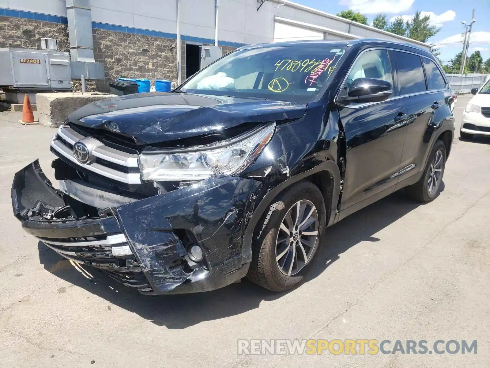 2 Photograph of a damaged car 5TDKZRFH7KS557701 TOYOTA HIGHLANDER 2019