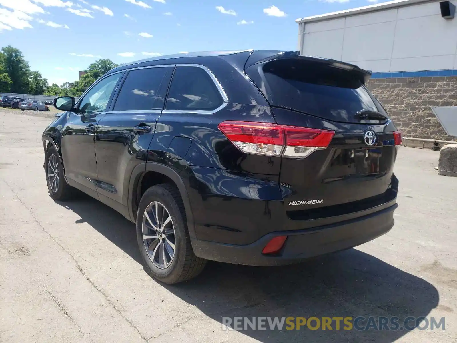 3 Photograph of a damaged car 5TDKZRFH7KS557701 TOYOTA HIGHLANDER 2019