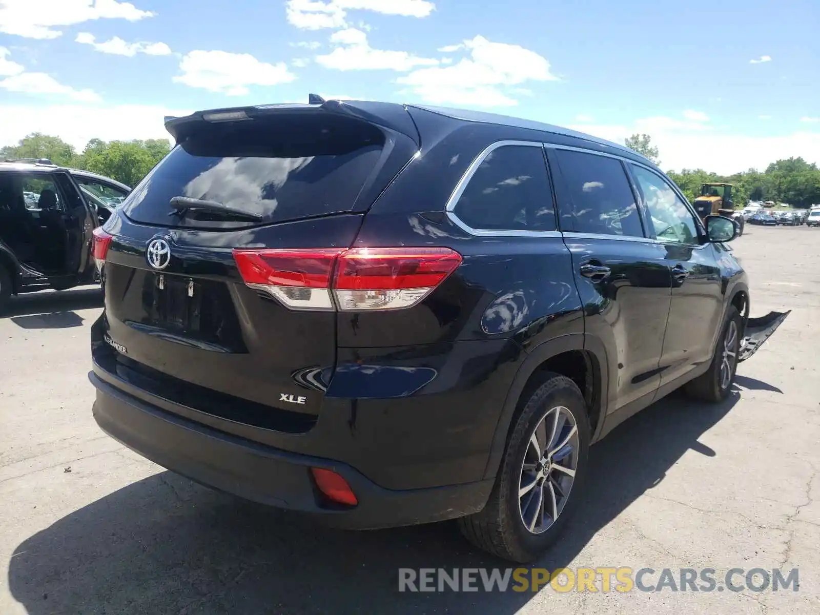 4 Photograph of a damaged car 5TDKZRFH7KS557701 TOYOTA HIGHLANDER 2019