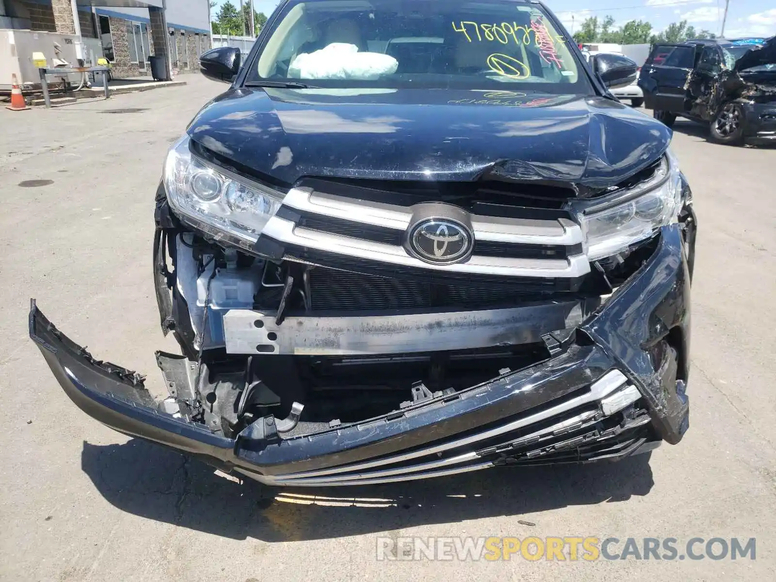 9 Photograph of a damaged car 5TDKZRFH7KS557701 TOYOTA HIGHLANDER 2019