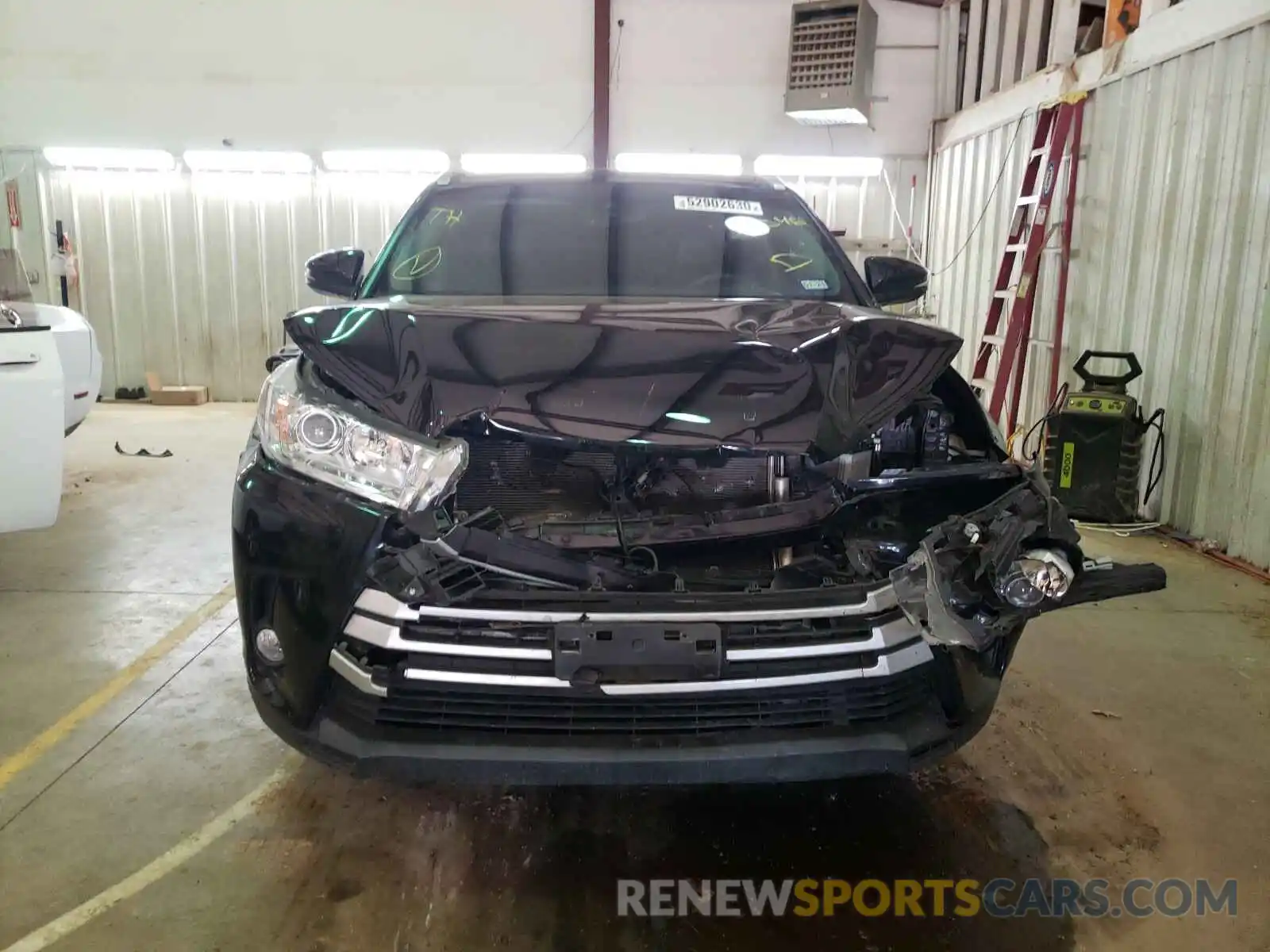 9 Photograph of a damaged car 5TDKZRFH7KS558346 TOYOTA HIGHLANDER 2019
