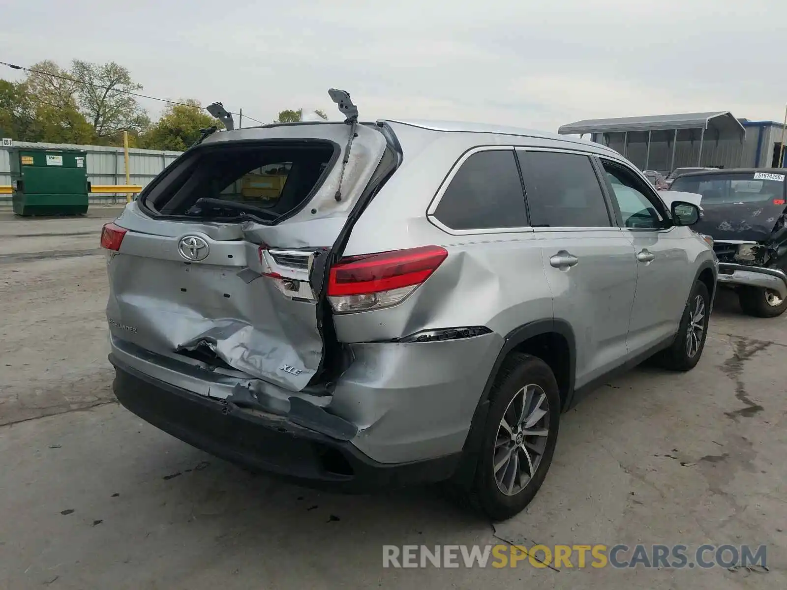 4 Photograph of a damaged car 5TDKZRFH7KS560386 TOYOTA HIGHLANDER 2019