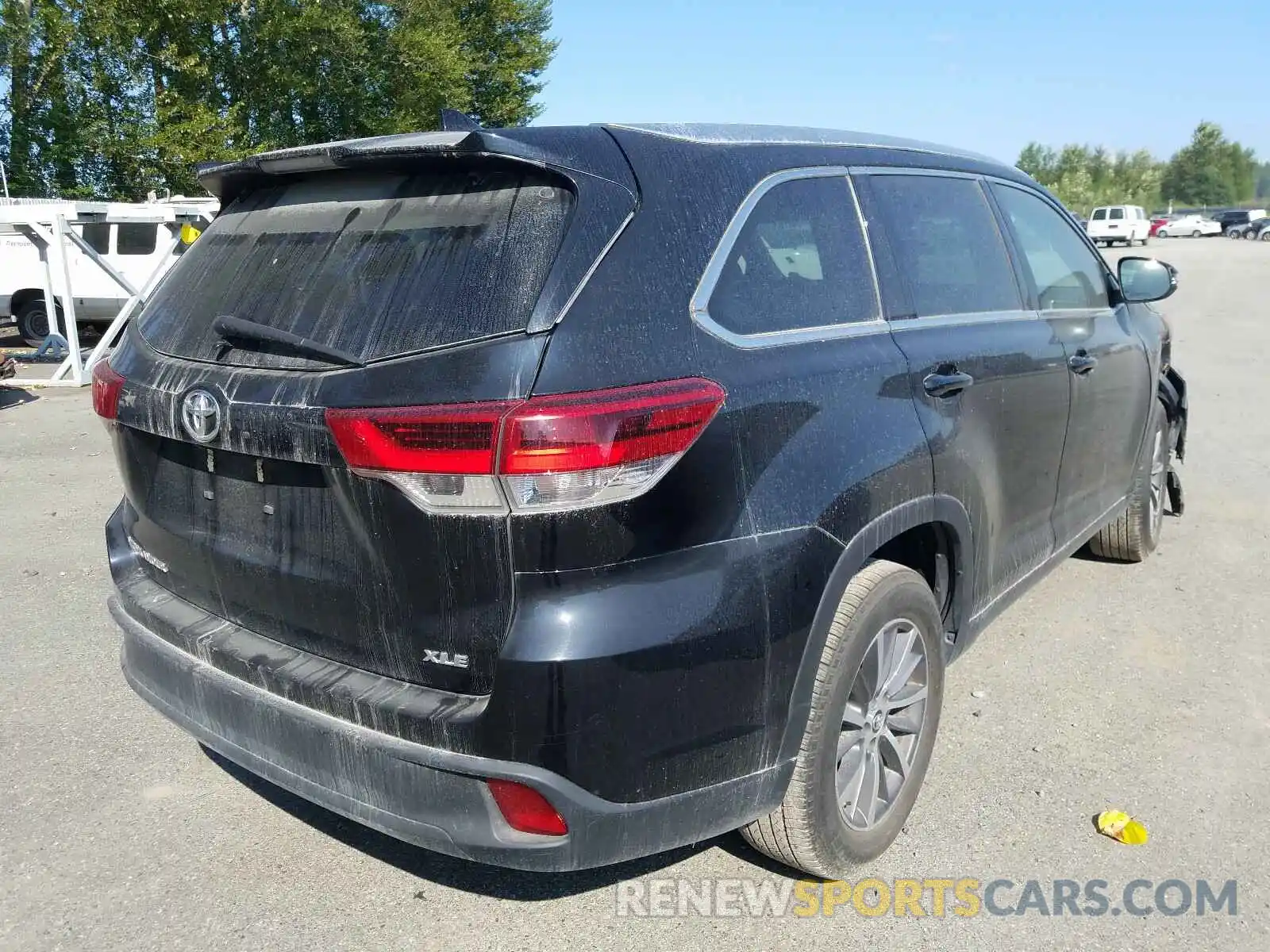 4 Photograph of a damaged car 5TDKZRFH7KS560890 TOYOTA HIGHLANDER 2019