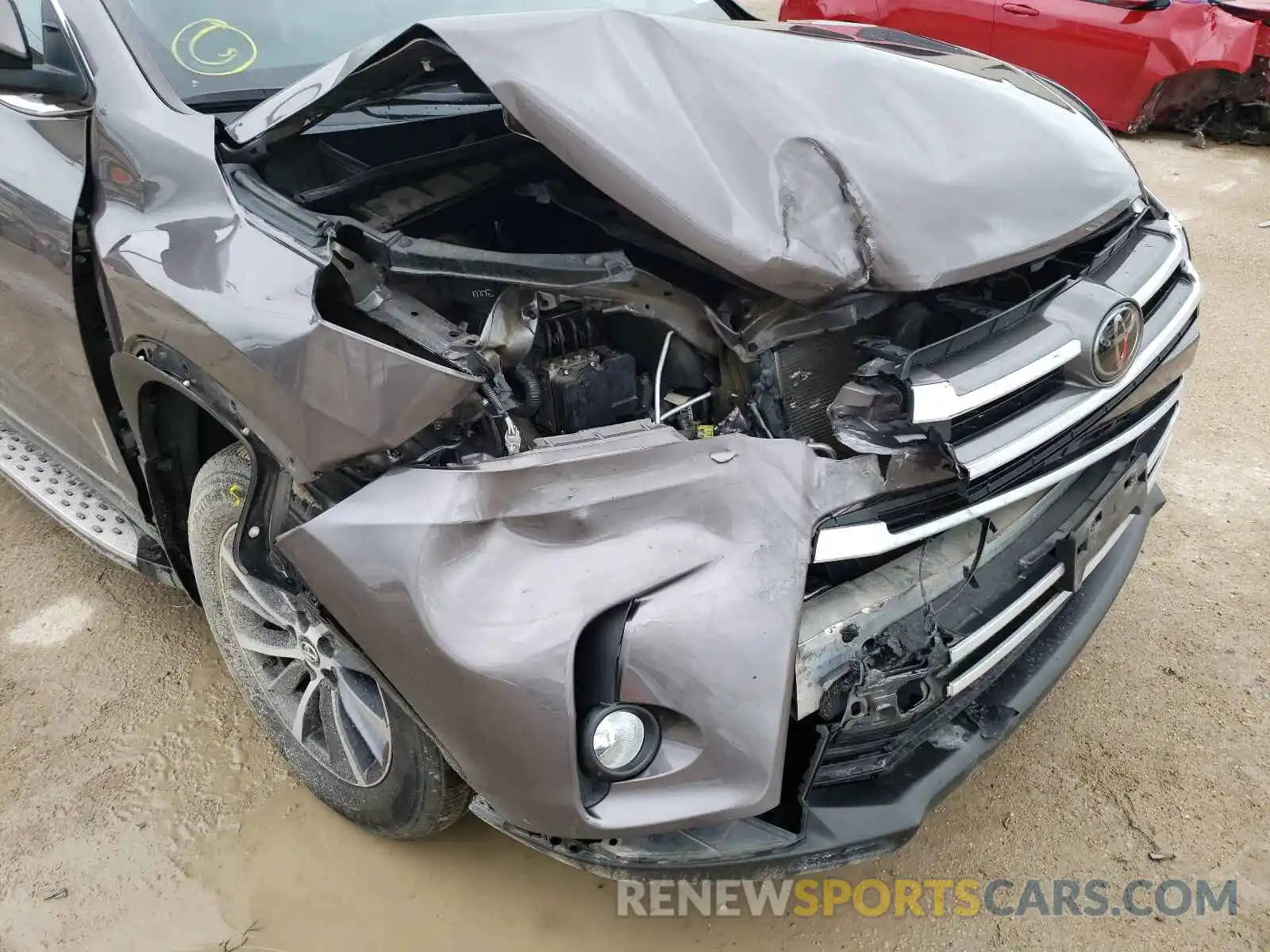 9 Photograph of a damaged car 5TDKZRFH7KS561019 TOYOTA HIGHLANDER 2019