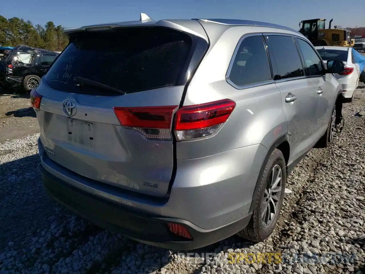 4 Photograph of a damaged car 5TDKZRFH7KS561196 TOYOTA HIGHLANDER 2019