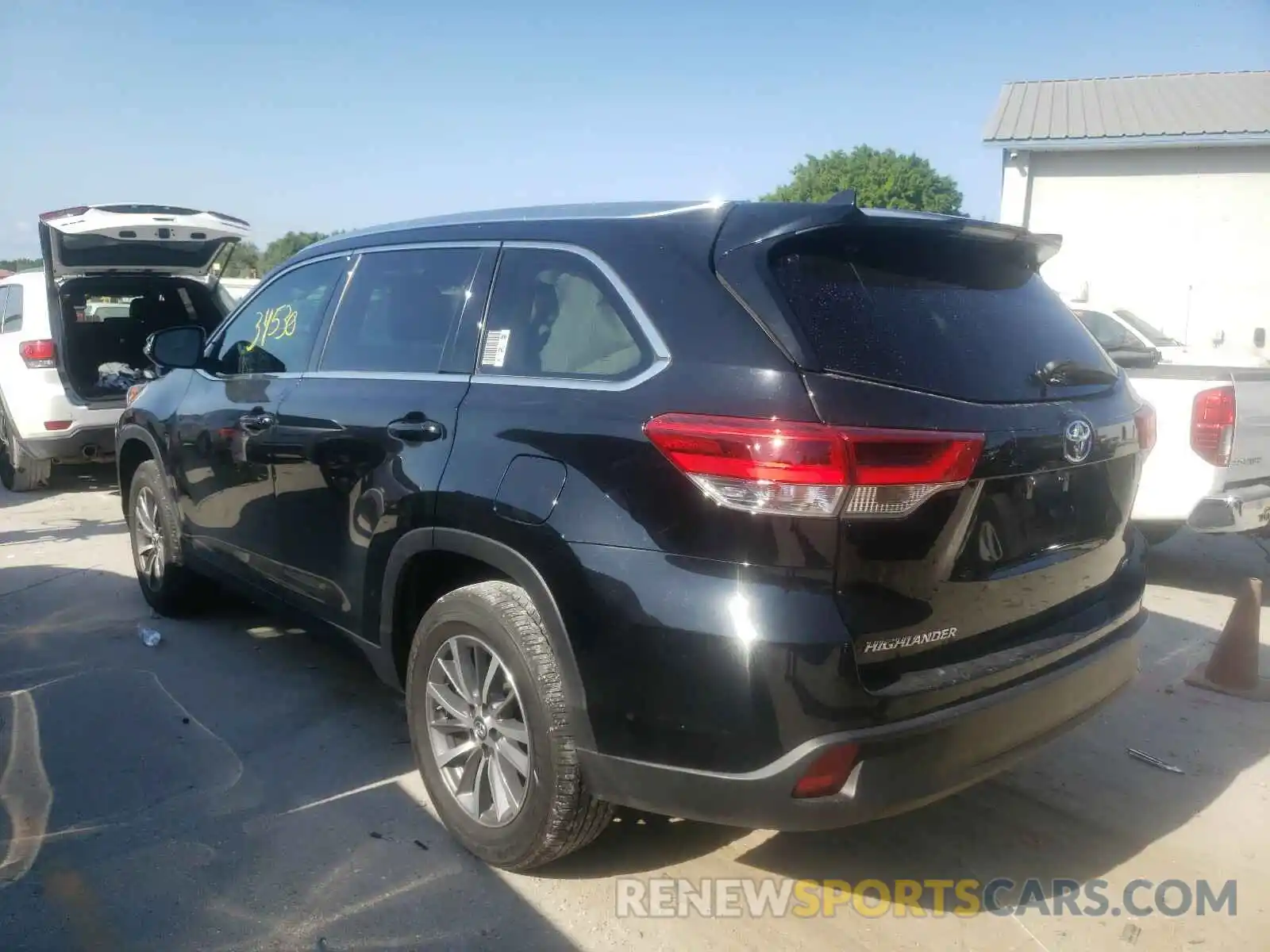 3 Photograph of a damaged car 5TDKZRFH7KS563983 TOYOTA HIGHLANDER 2019