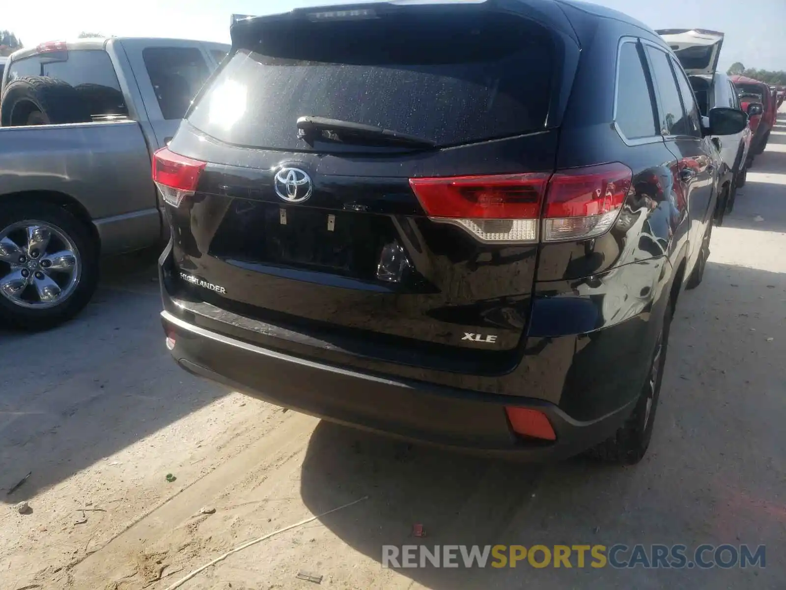 4 Photograph of a damaged car 5TDKZRFH7KS563983 TOYOTA HIGHLANDER 2019