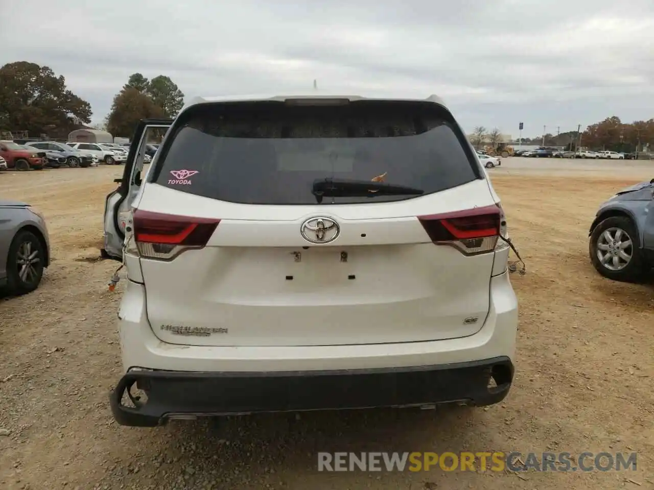 6 Photograph of a damaged car 5TDKZRFH7KS569640 TOYOTA HIGHLANDER 2019