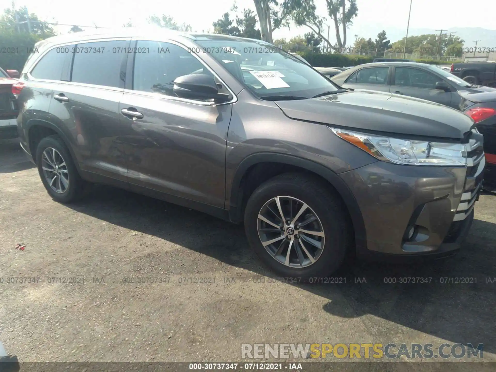 1 Photograph of a damaged car 5TDKZRFH7KS571727 TOYOTA HIGHLANDER 2019