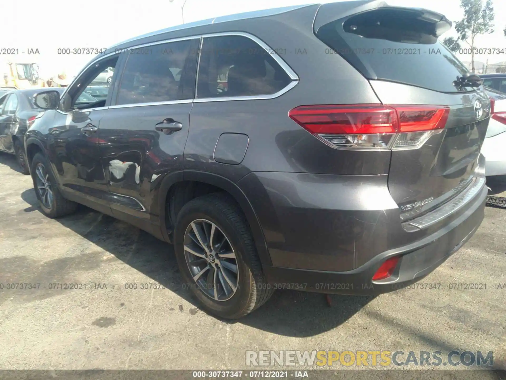 3 Photograph of a damaged car 5TDKZRFH7KS571727 TOYOTA HIGHLANDER 2019