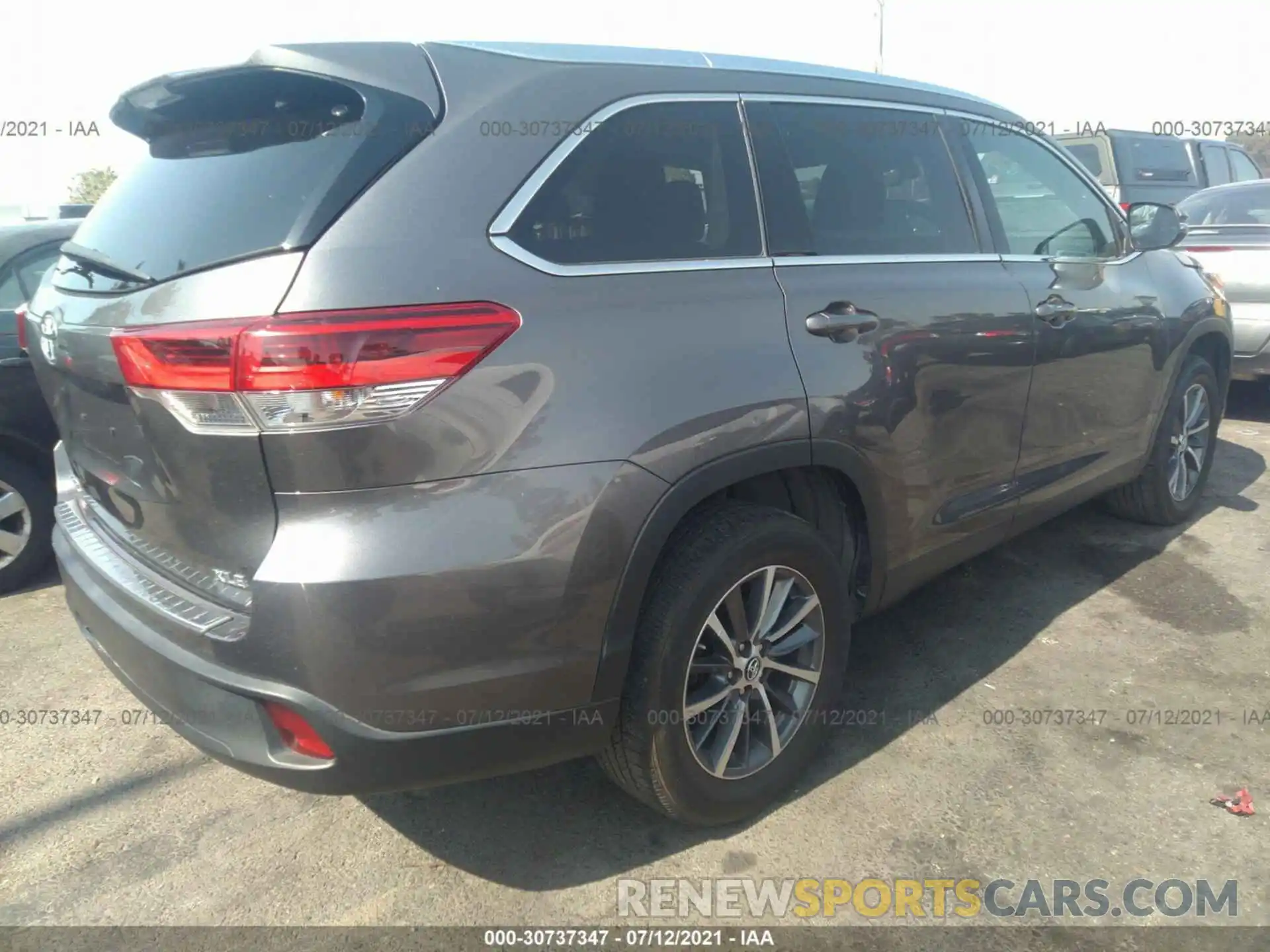 4 Photograph of a damaged car 5TDKZRFH7KS571727 TOYOTA HIGHLANDER 2019