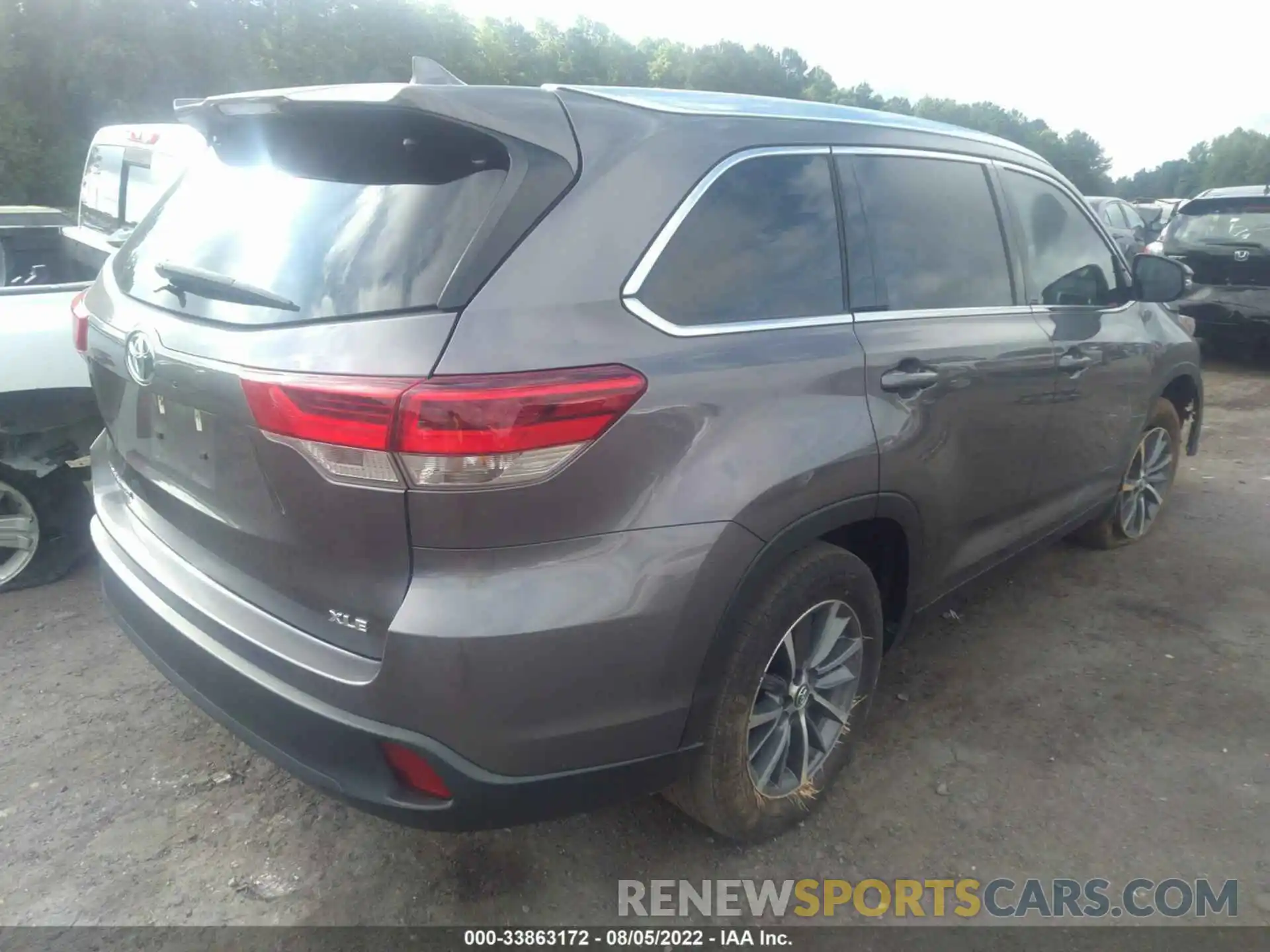 4 Photograph of a damaged car 5TDKZRFH7KS572568 TOYOTA HIGHLANDER 2019