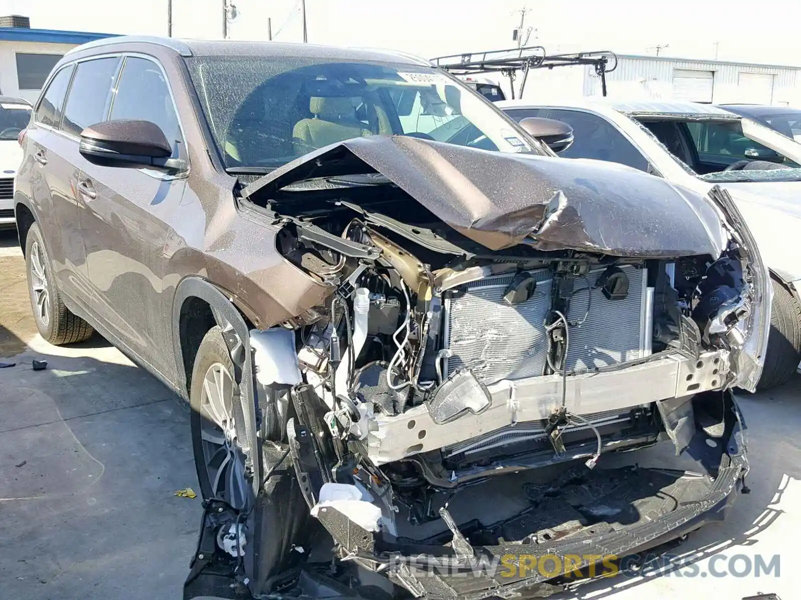 1 Photograph of a damaged car 5TDKZRFH8KS298975 TOYOTA HIGHLANDER 2019