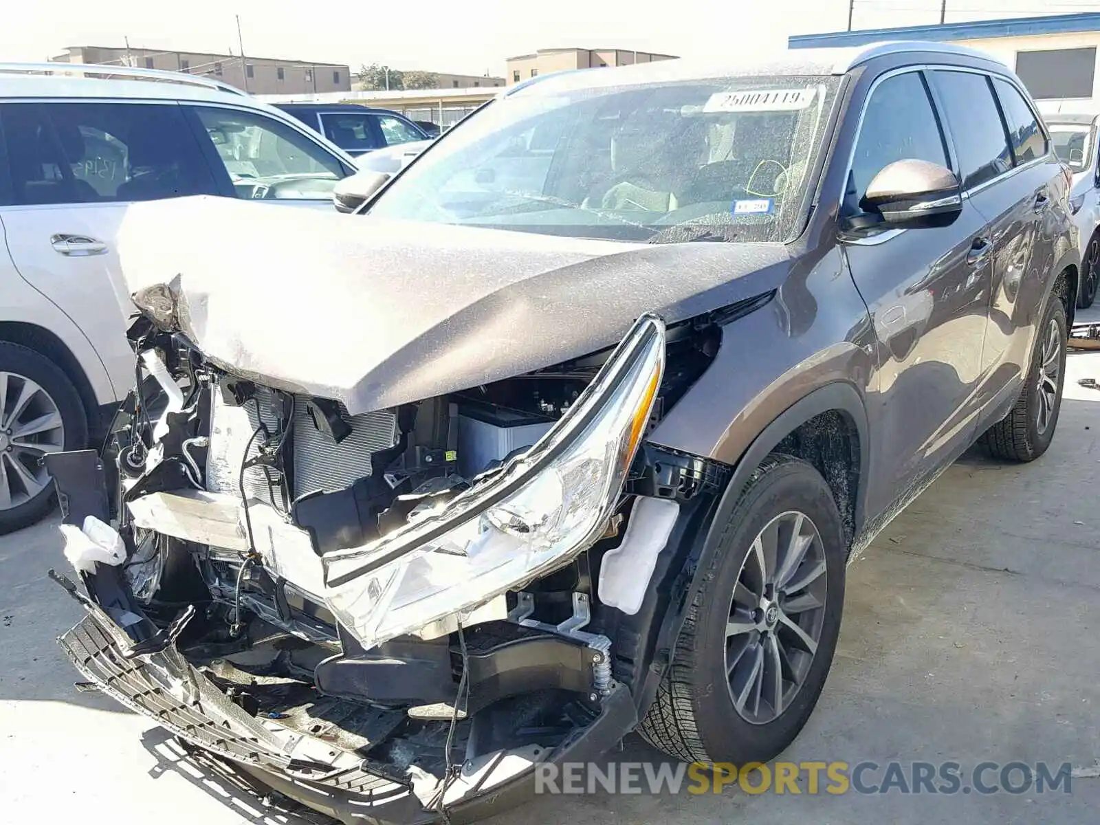 2 Photograph of a damaged car 5TDKZRFH8KS298975 TOYOTA HIGHLANDER 2019