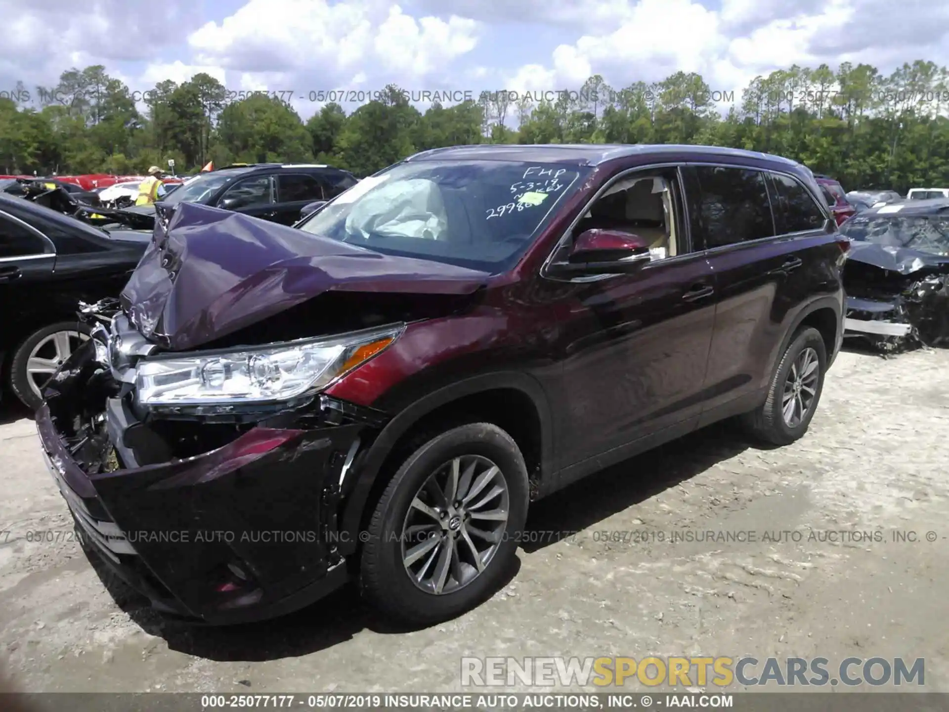 2 Photograph of a damaged car 5TDKZRFH8KS299866 TOYOTA HIGHLANDER 2019