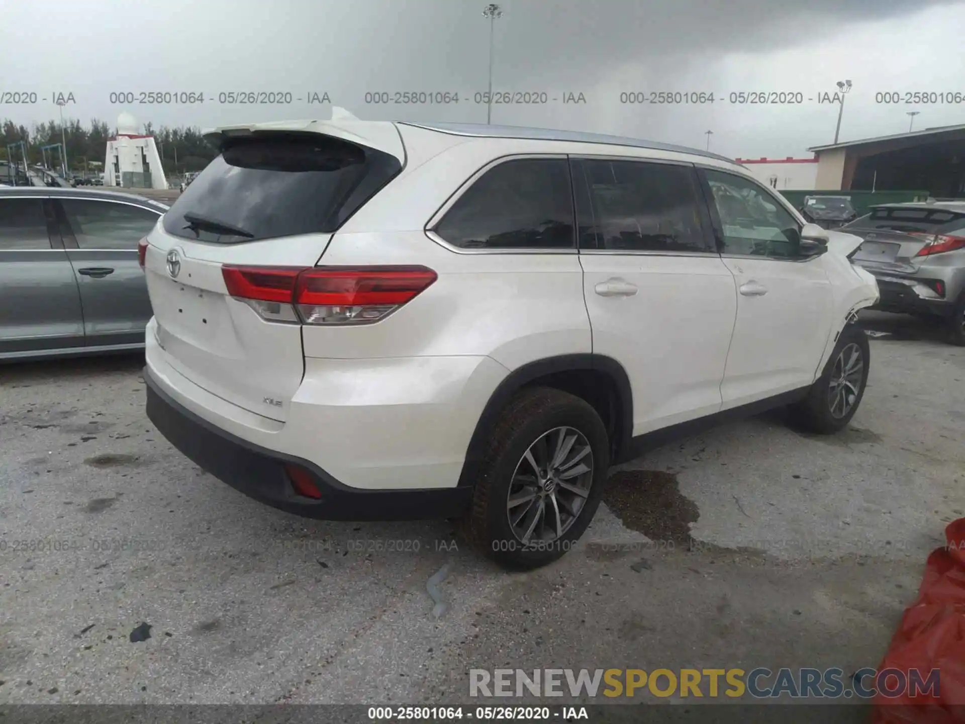 4 Photograph of a damaged car 5TDKZRFH8KS300367 TOYOTA HIGHLANDER 2019