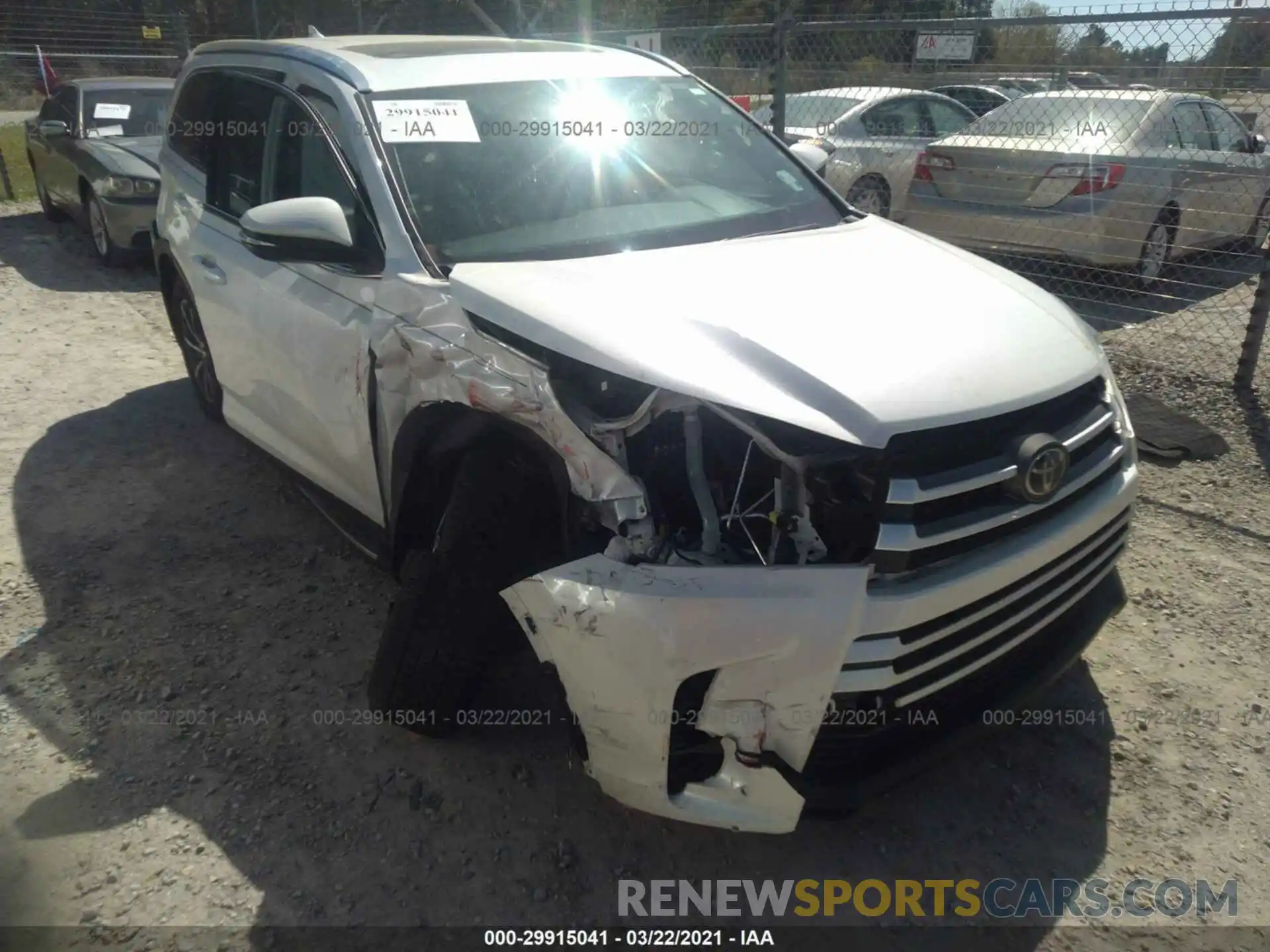 1 Photograph of a damaged car 5TDKZRFH8KS303821 TOYOTA HIGHLANDER 2019