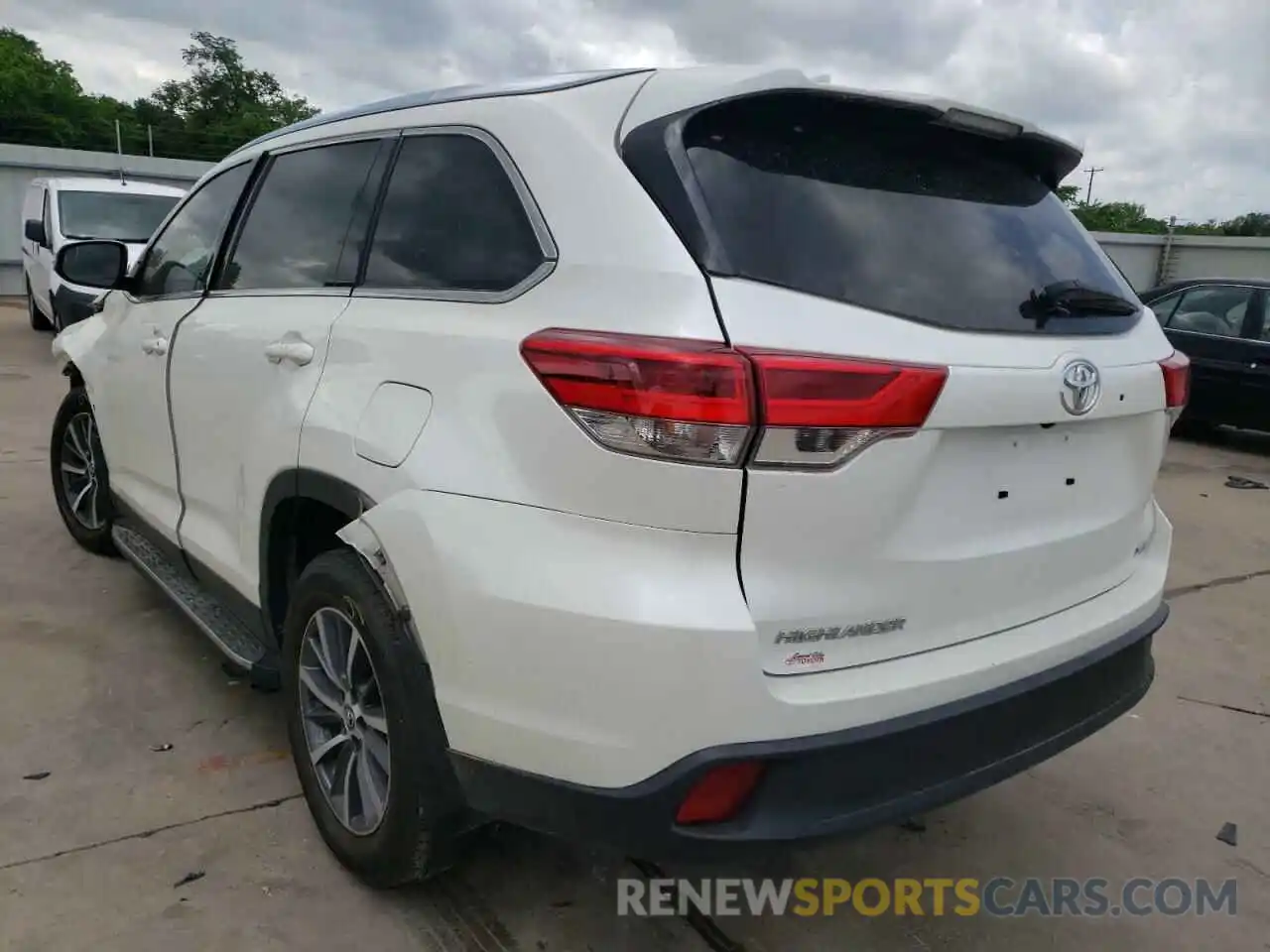 3 Photograph of a damaged car 5TDKZRFH8KS305343 TOYOTA HIGHLANDER 2019