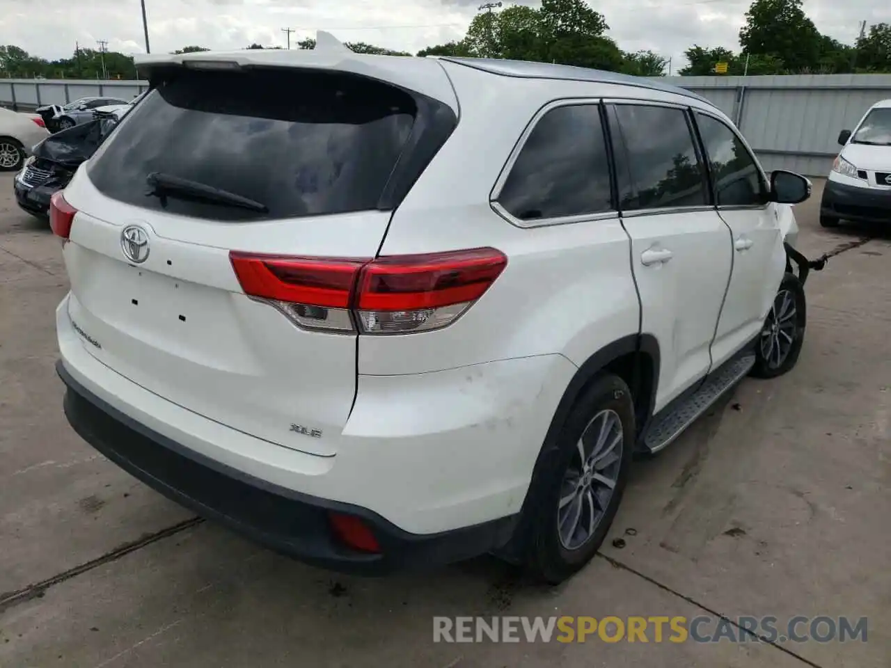 4 Photograph of a damaged car 5TDKZRFH8KS305343 TOYOTA HIGHLANDER 2019