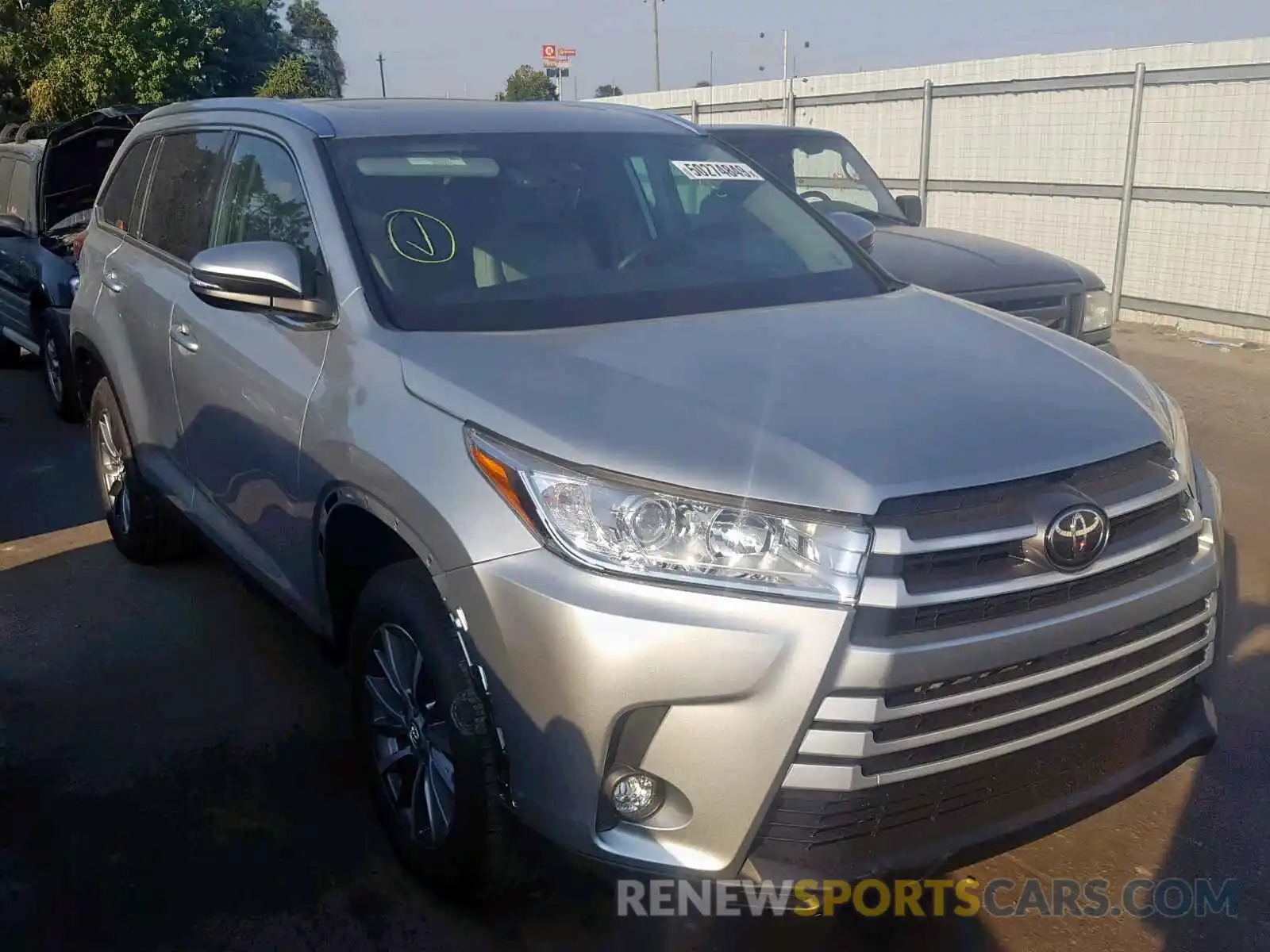 1 Photograph of a damaged car 5TDKZRFH8KS317380 TOYOTA HIGHLANDER 2019