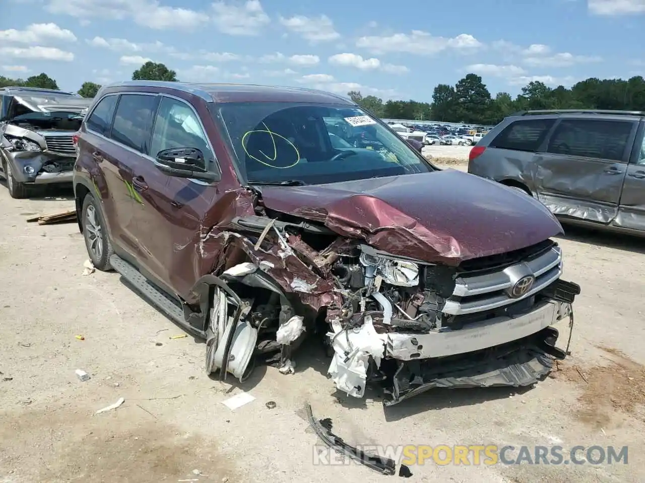 1 Photograph of a damaged car 5TDKZRFH8KS325611 TOYOTA HIGHLANDER 2019