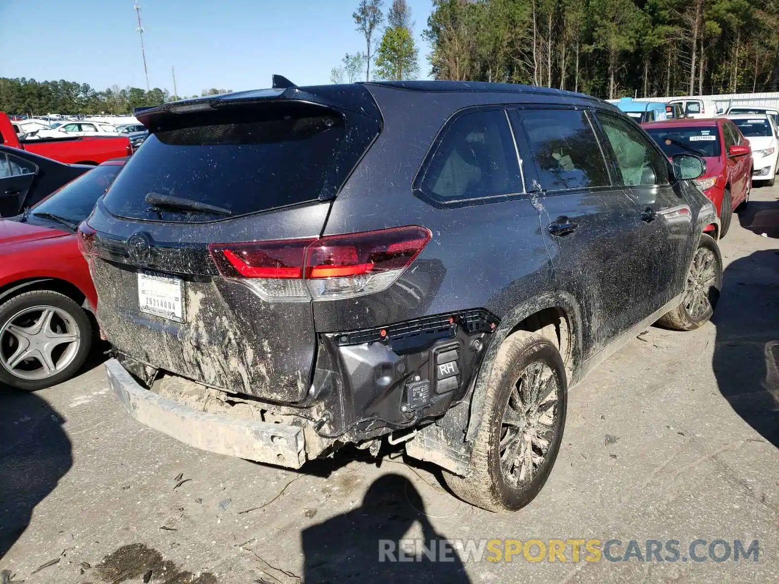 4 Photograph of a damaged car 5TDKZRFH8KS330128 TOYOTA HIGHLANDER 2019