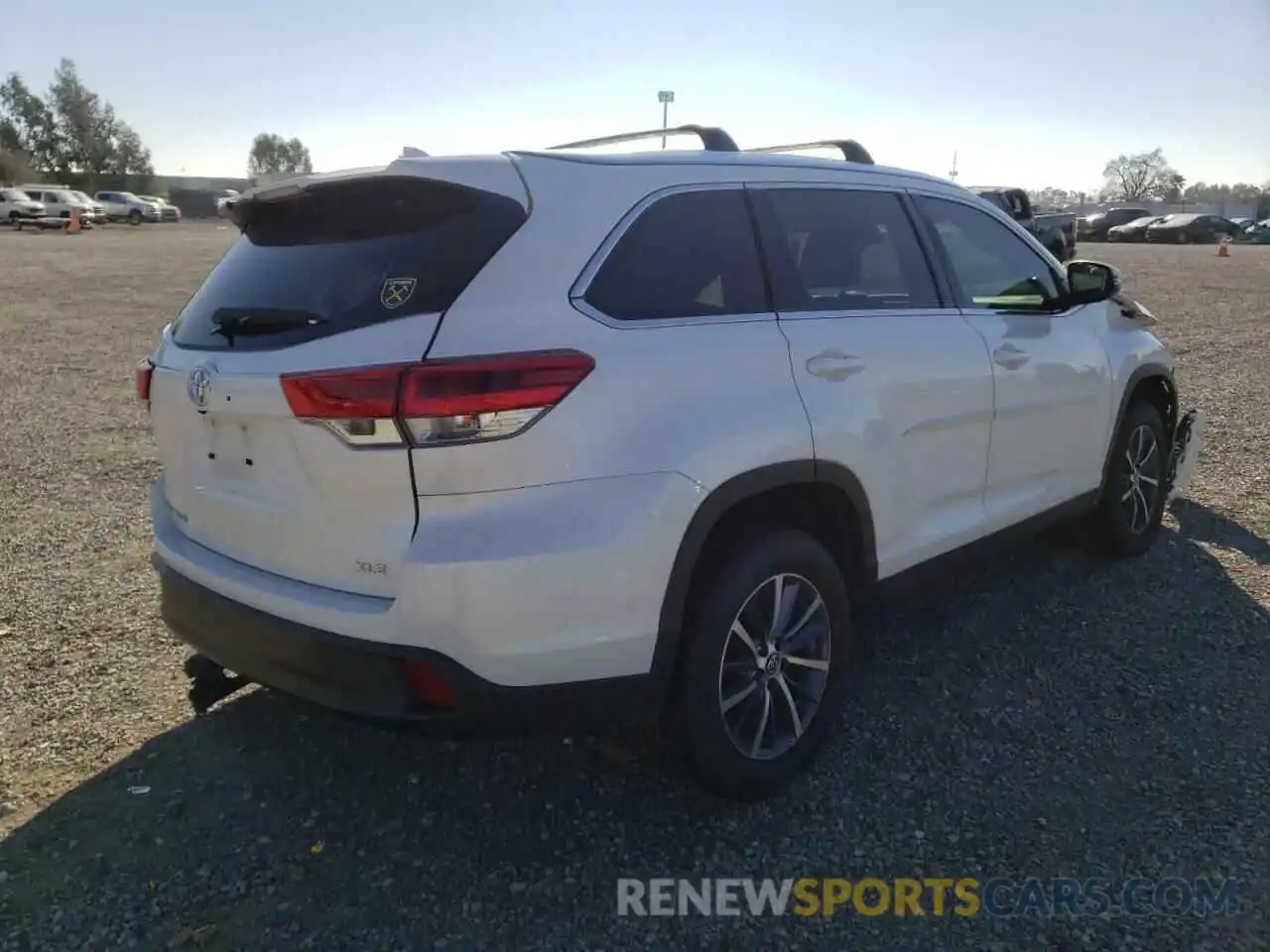 4 Photograph of a damaged car 5TDKZRFH8KS337418 TOYOTA HIGHLANDER 2019