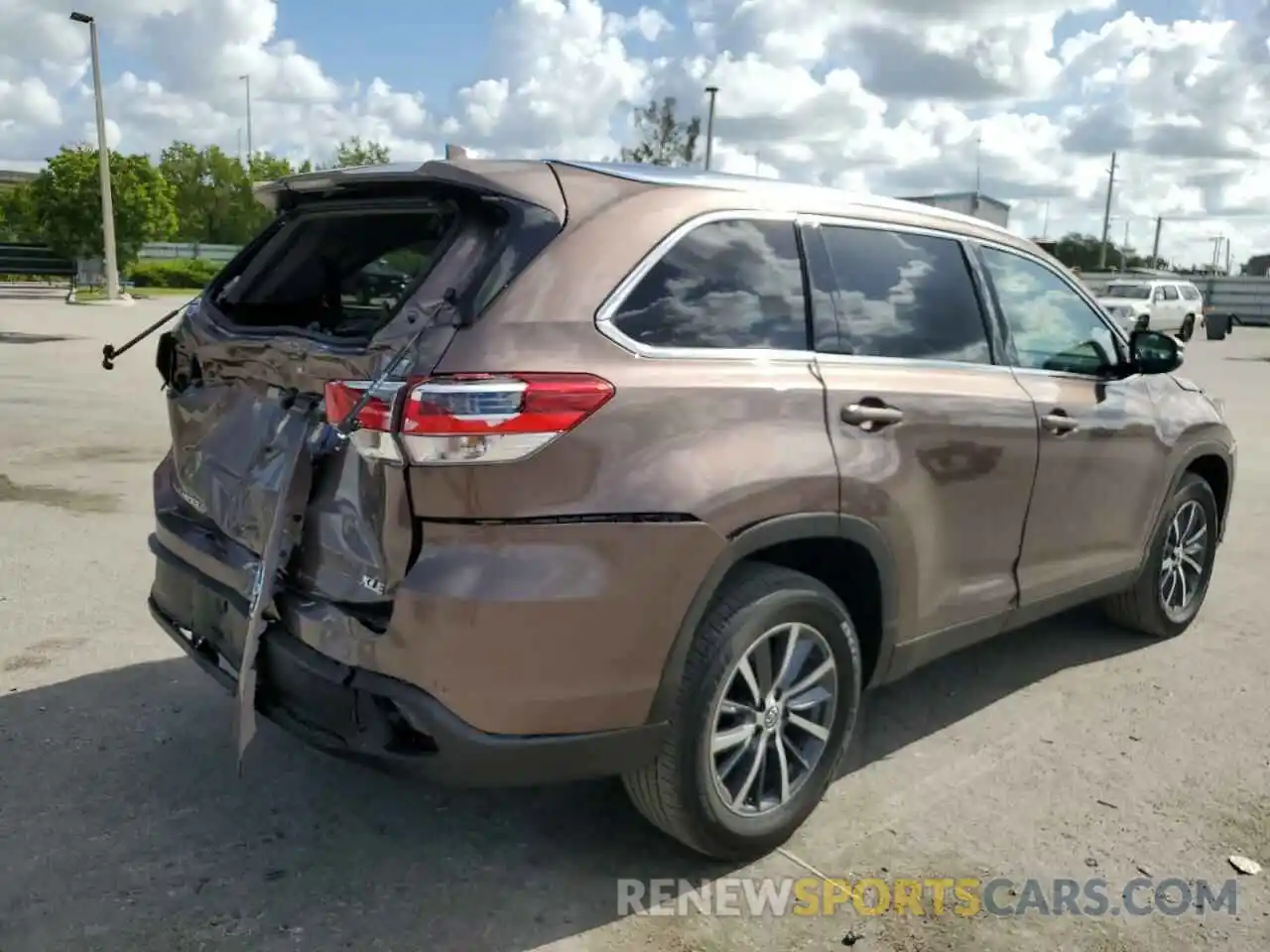 4 Photograph of a damaged car 5TDKZRFH8KS347396 TOYOTA HIGHLANDER 2019