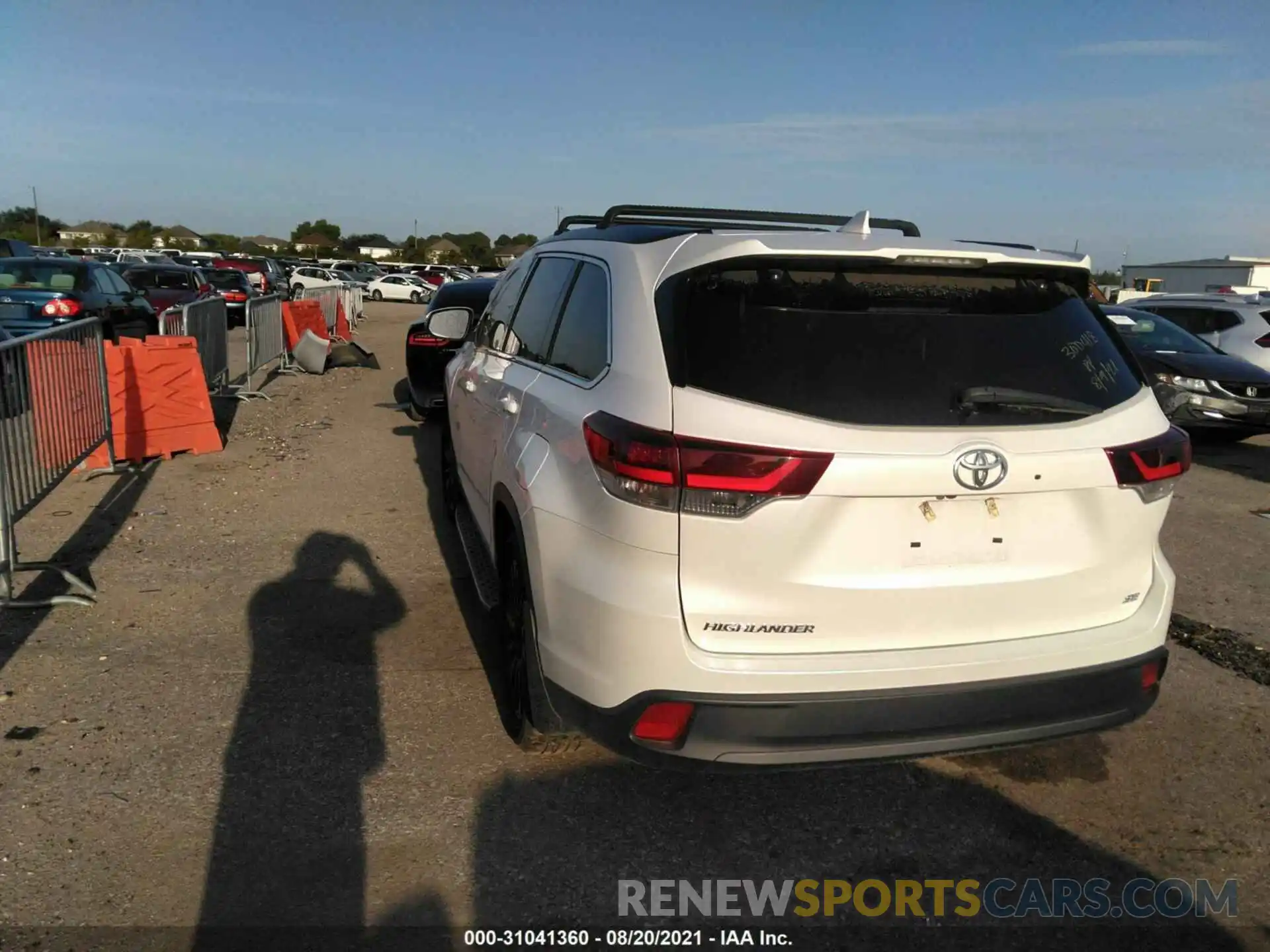 3 Photograph of a damaged car 5TDKZRFH8KS347768 TOYOTA HIGHLANDER 2019