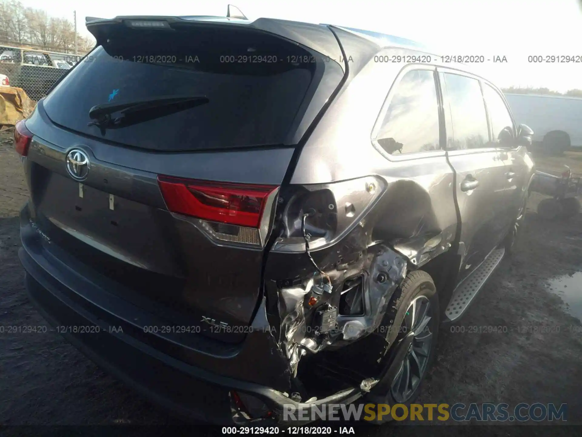 4 Photograph of a damaged car 5TDKZRFH8KS349424 TOYOTA HIGHLANDER 2019