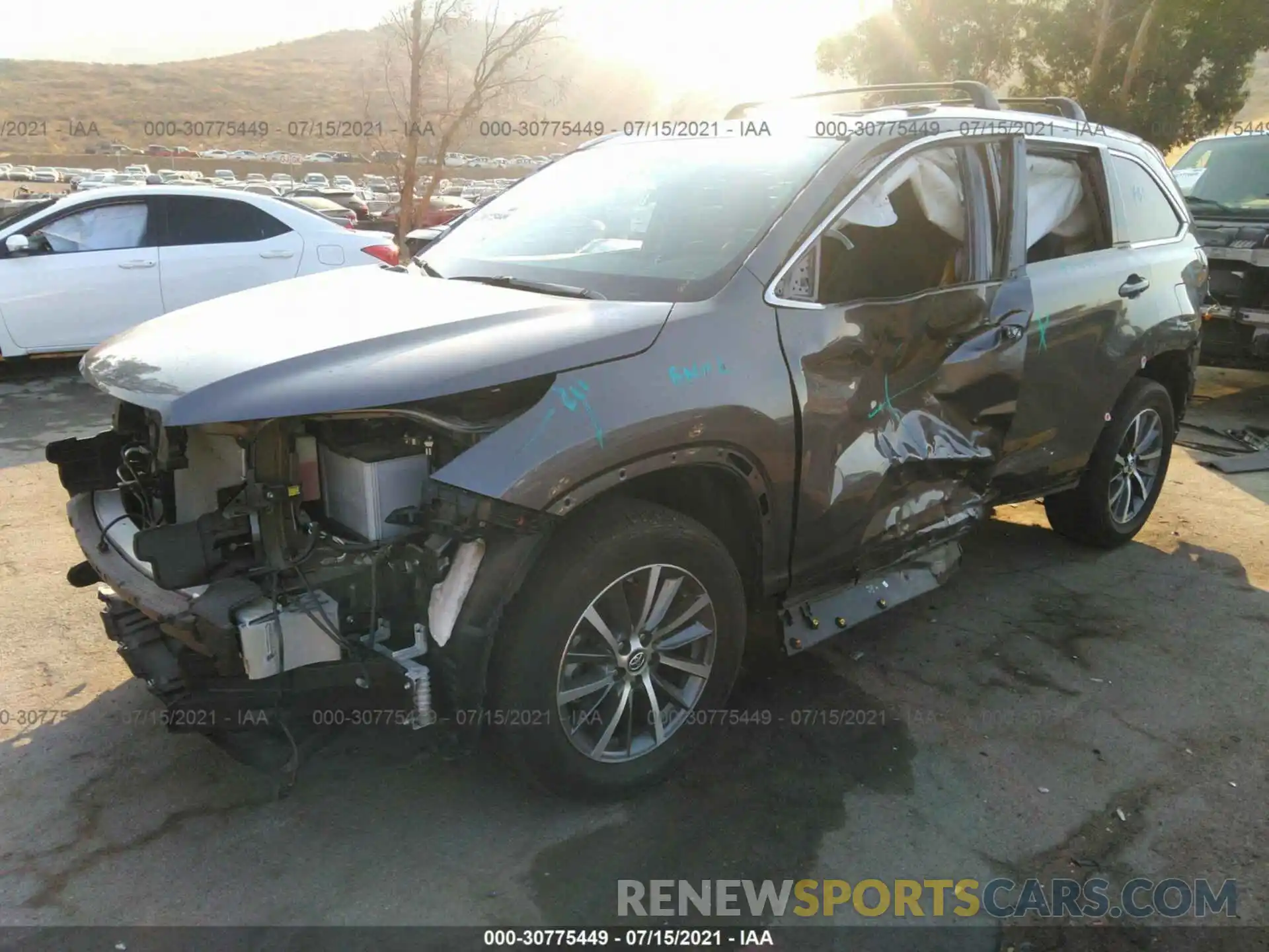 2 Photograph of a damaged car 5TDKZRFH8KS552667 TOYOTA HIGHLANDER 2019