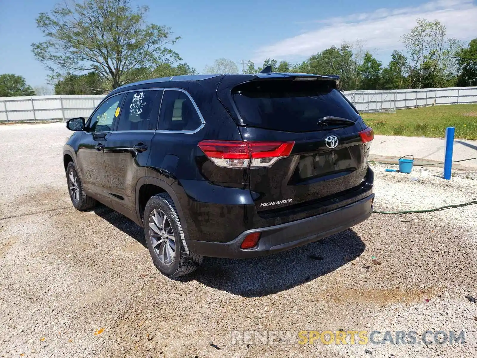 3 Photograph of a damaged car 5TDKZRFH8KS552720 TOYOTA HIGHLANDER 2019